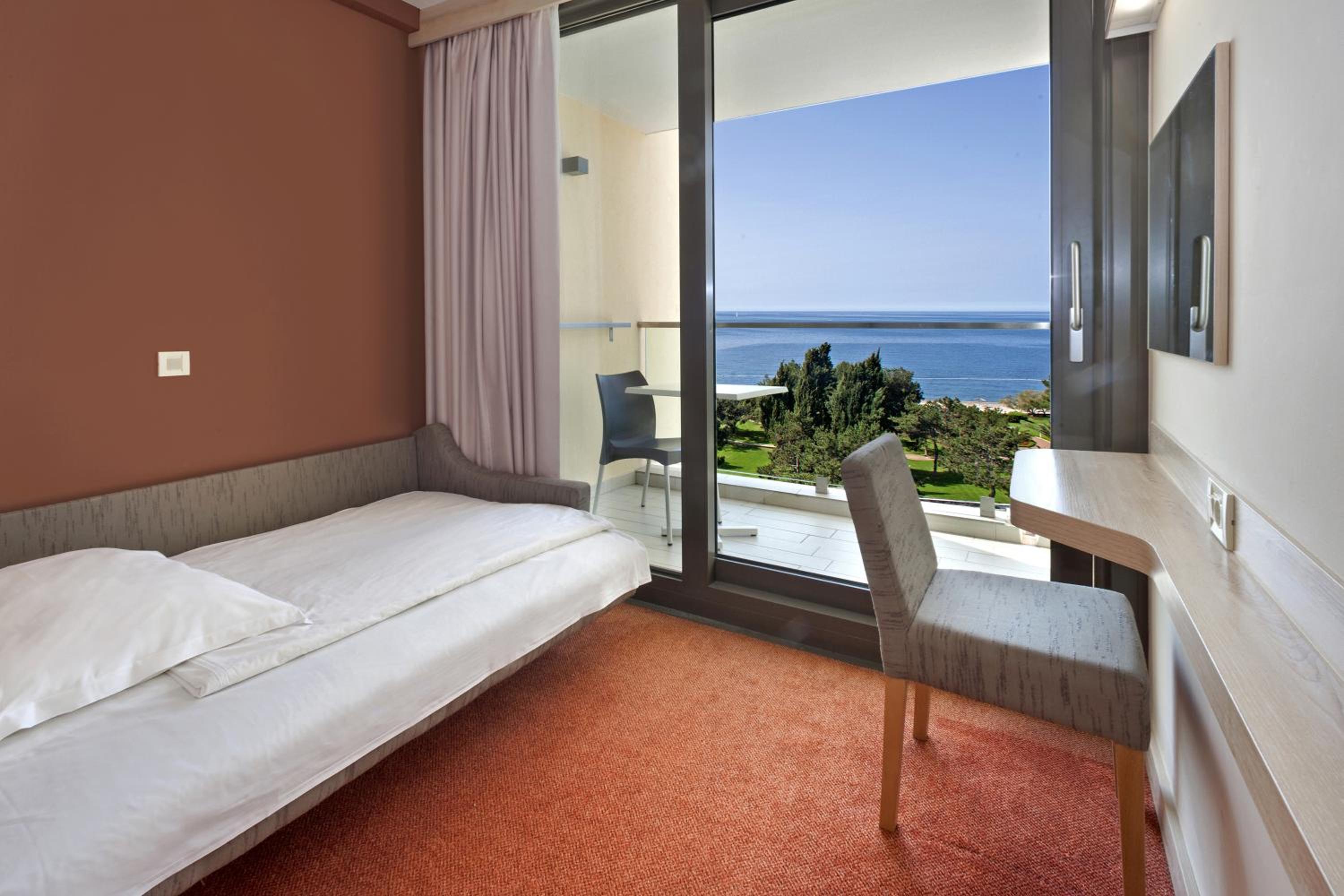 Suite with Sofa Bed and Balcony - Sea View photo 3