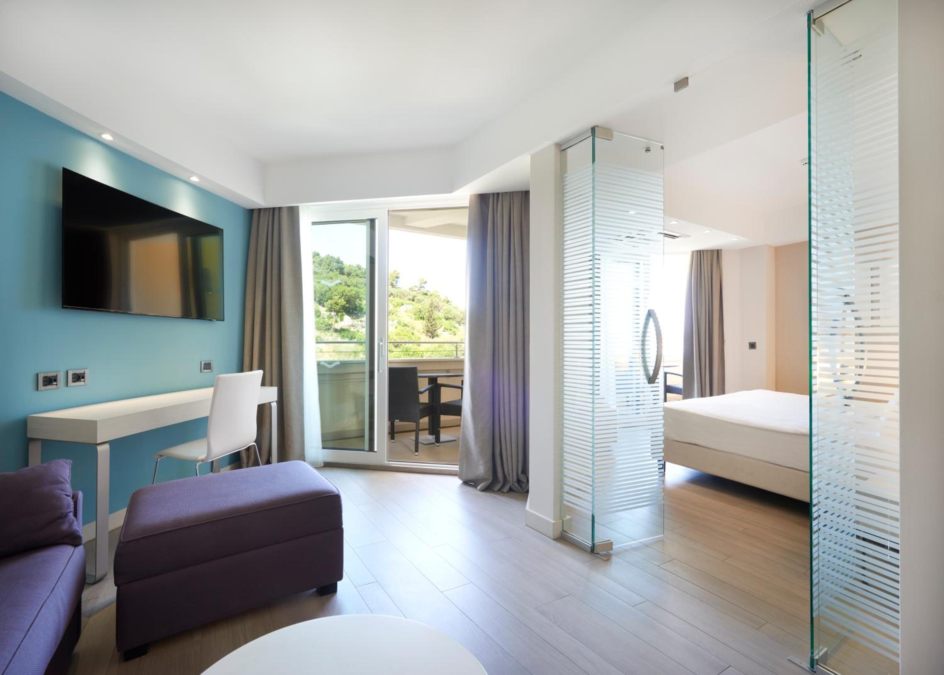 Deluxe Double Room With Side Sea View
