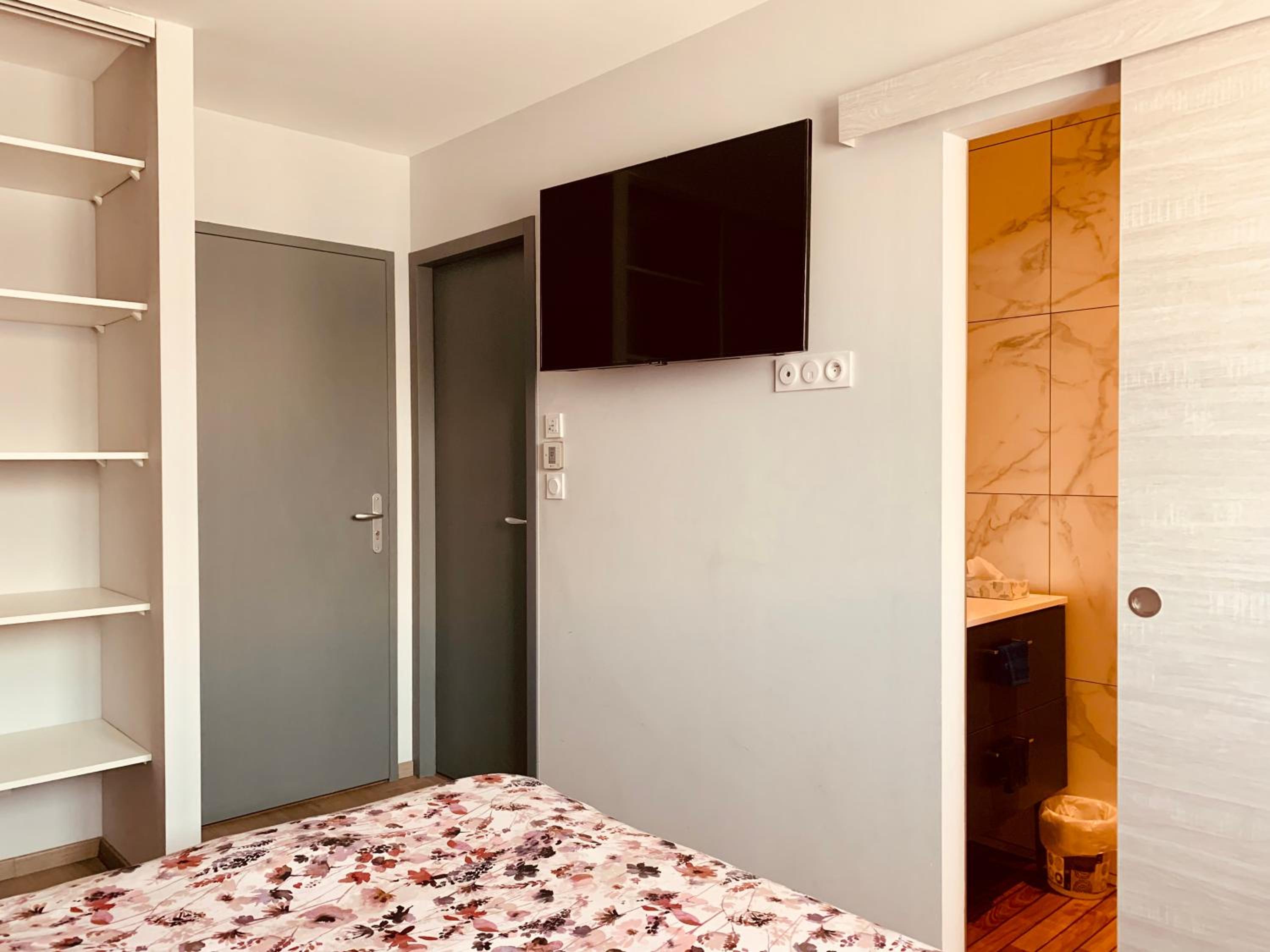 Deluxe Double Room with Shower photo 2