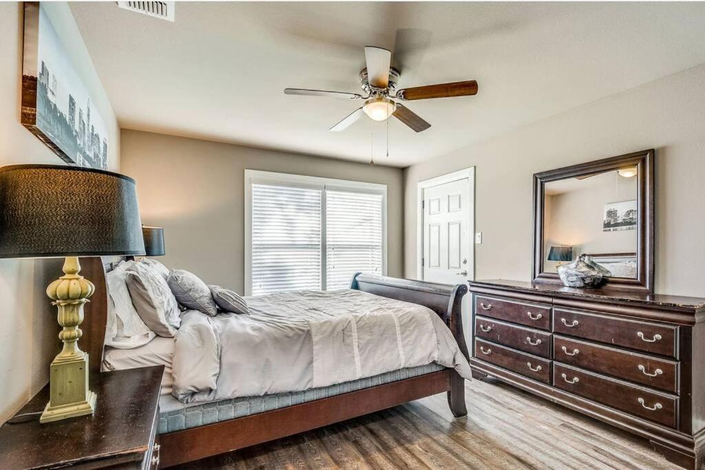 Three-Bedroom House - Photo 2