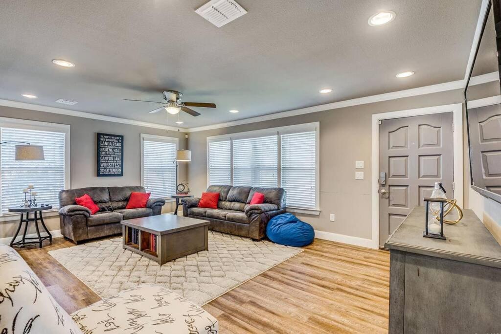 Three-Bedroom House - Photo 3