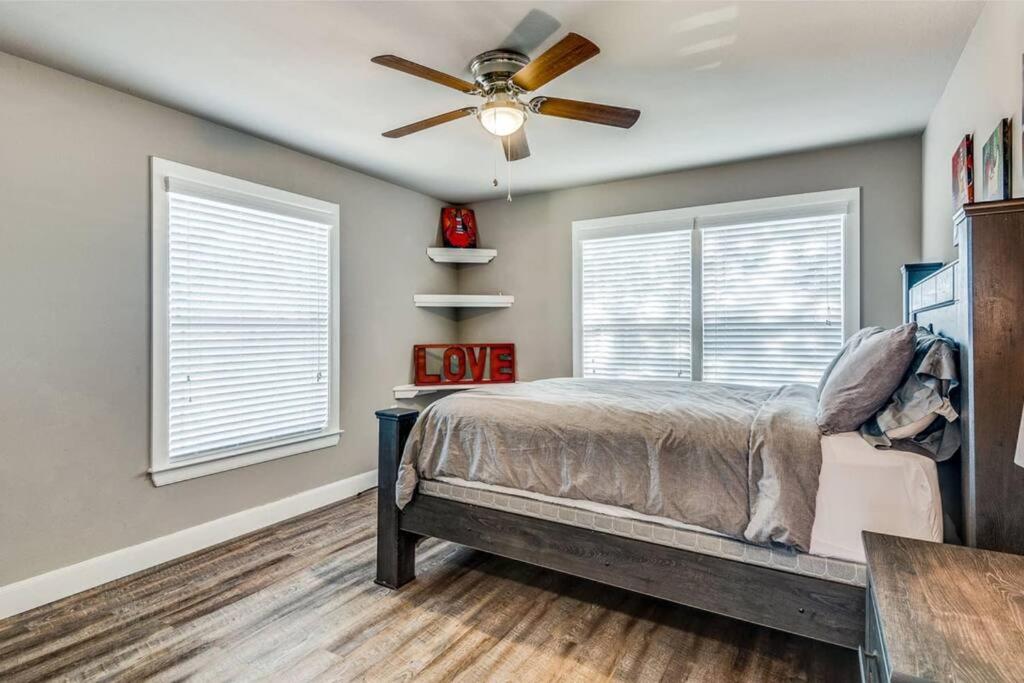 Three-Bedroom House - Photo 4