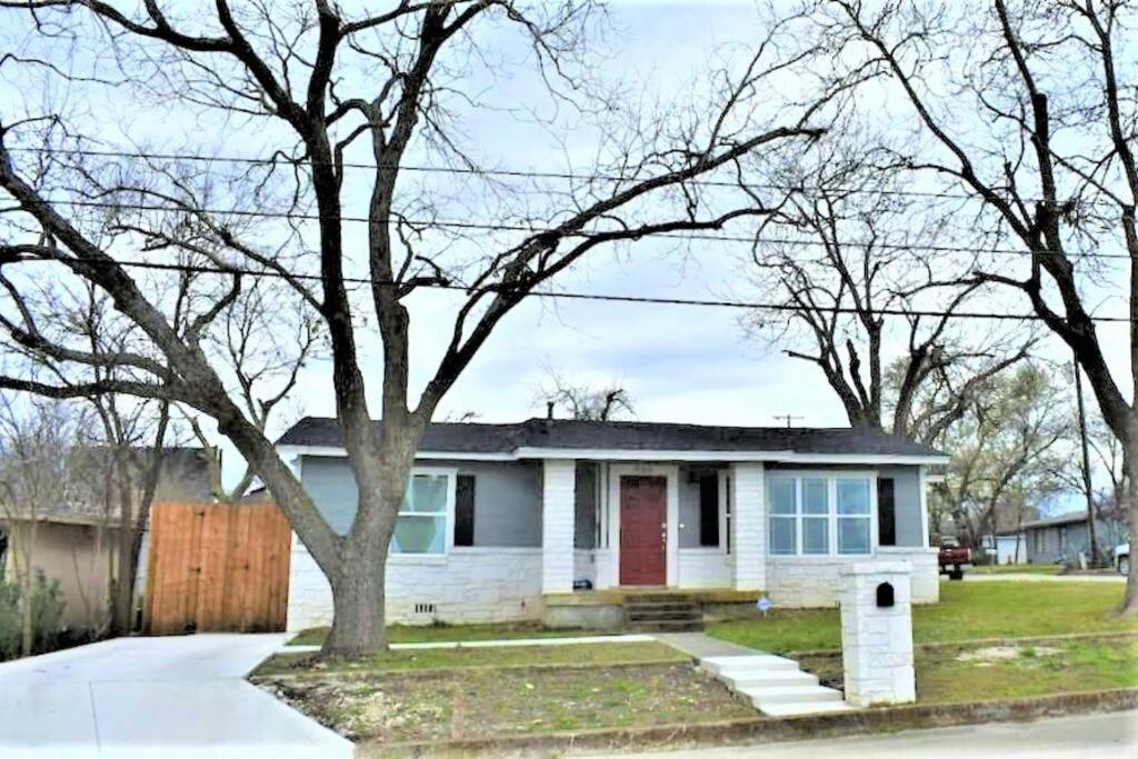 Three-Bedroom House - Photo 12