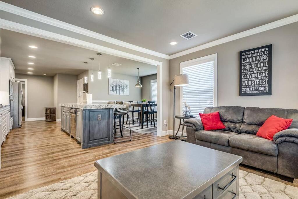 Three-Bedroom House - Photo 10