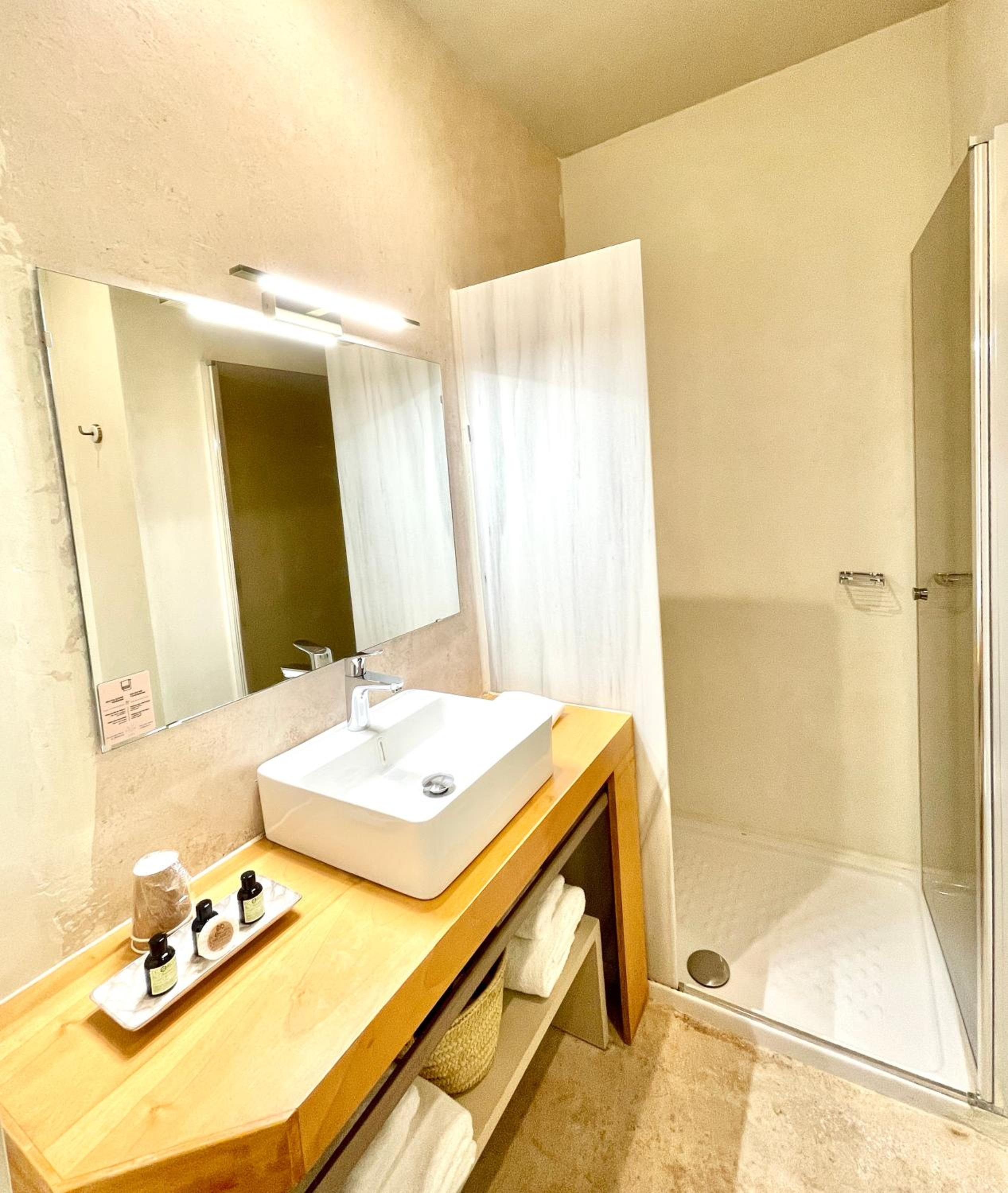 Standard Double Room - Photo 8
