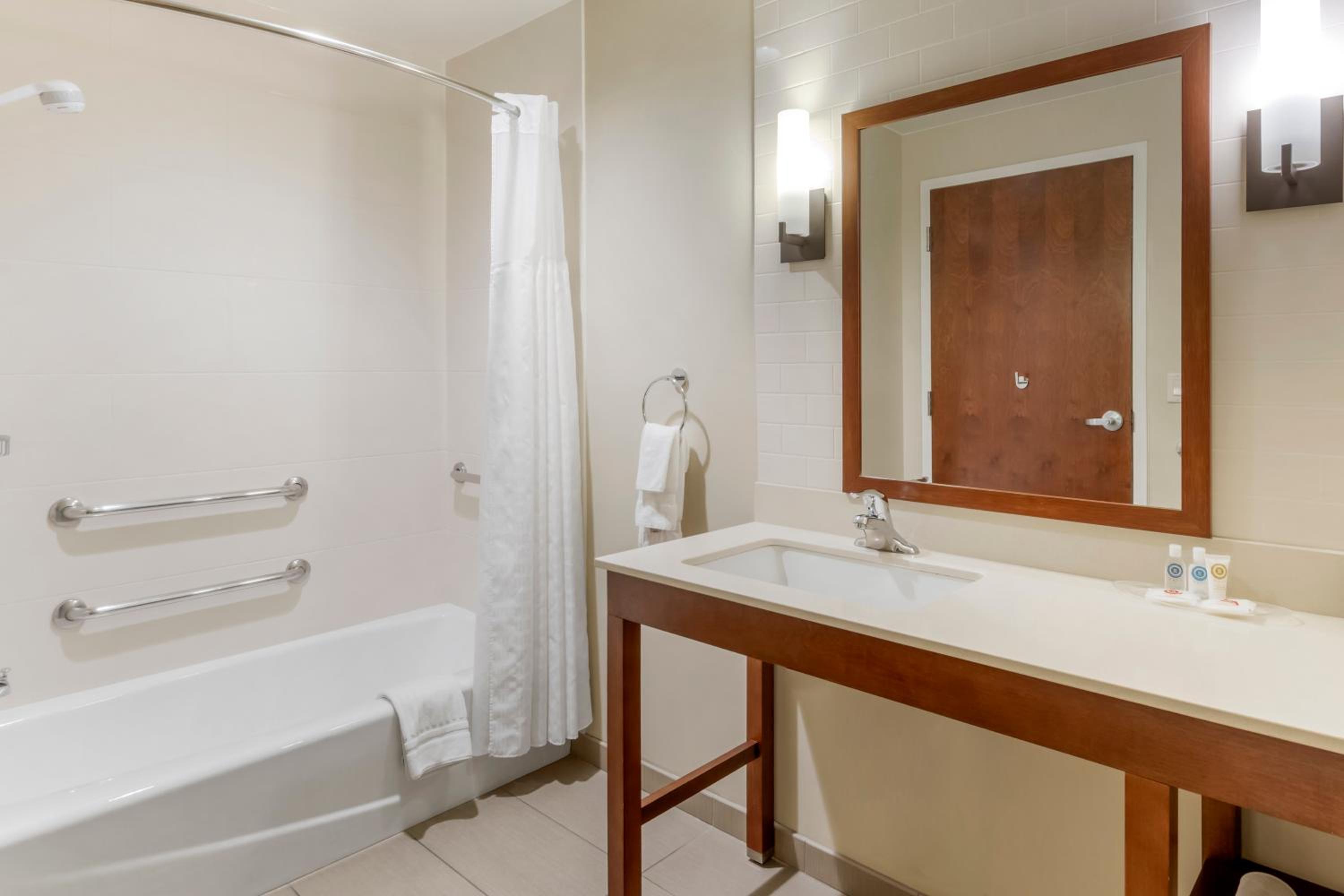 King Suite - Accessible/Non-Smoking photo 3