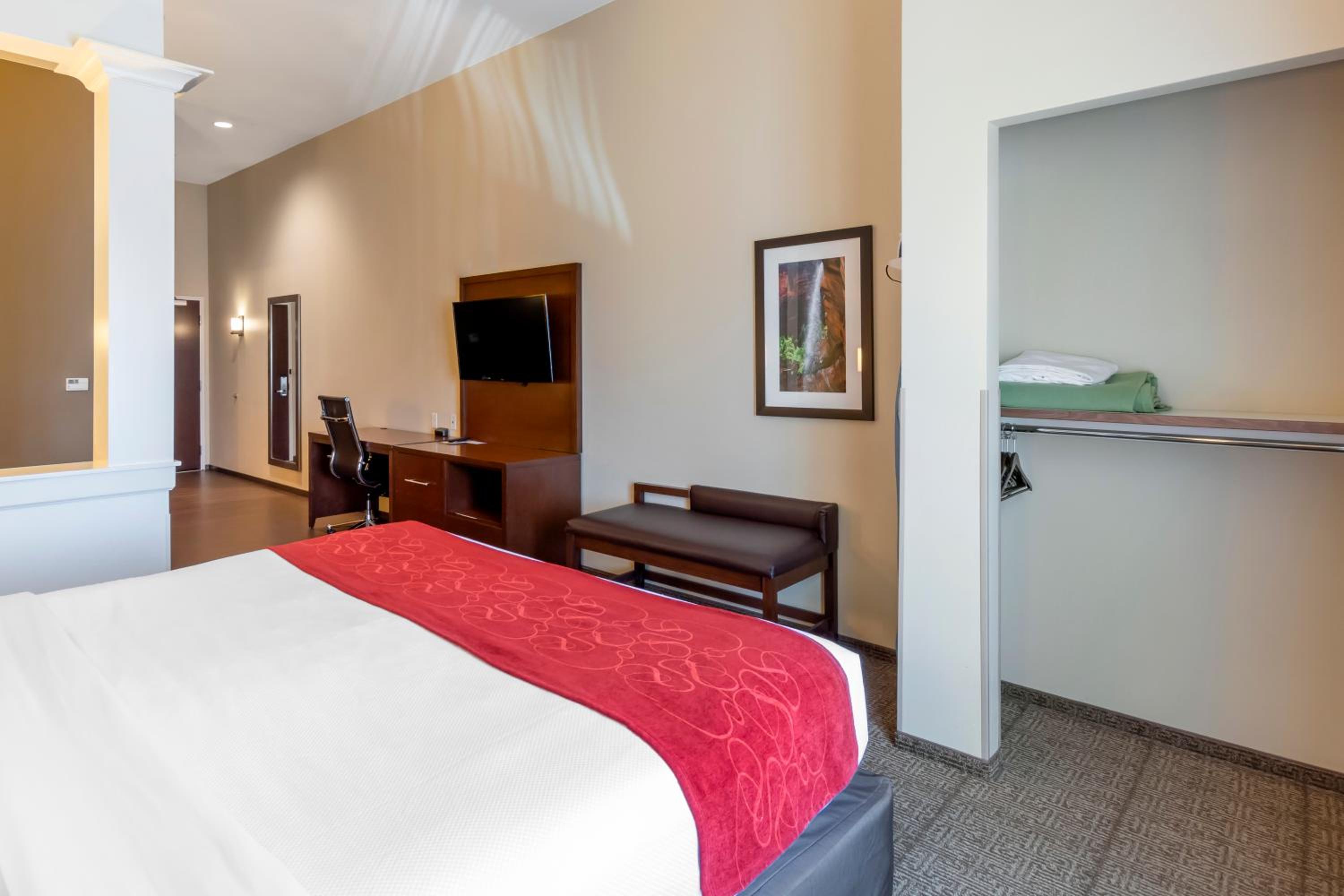 King Suite - Accessible/Non-Smoking photo 2