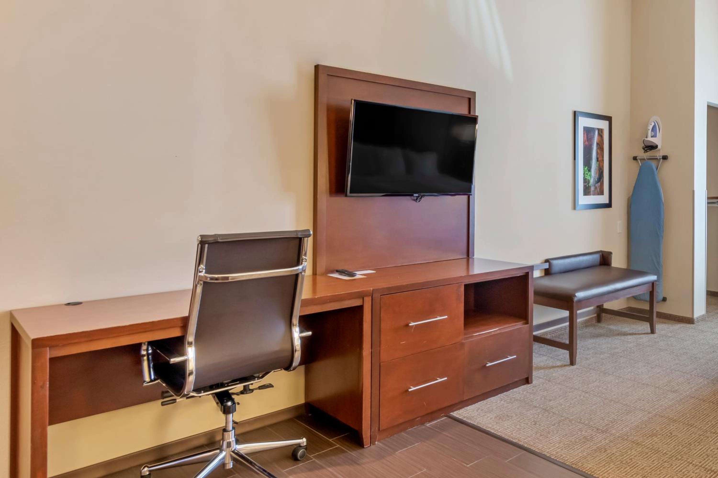 King Suite - Accessible/Non-Smoking photo 1