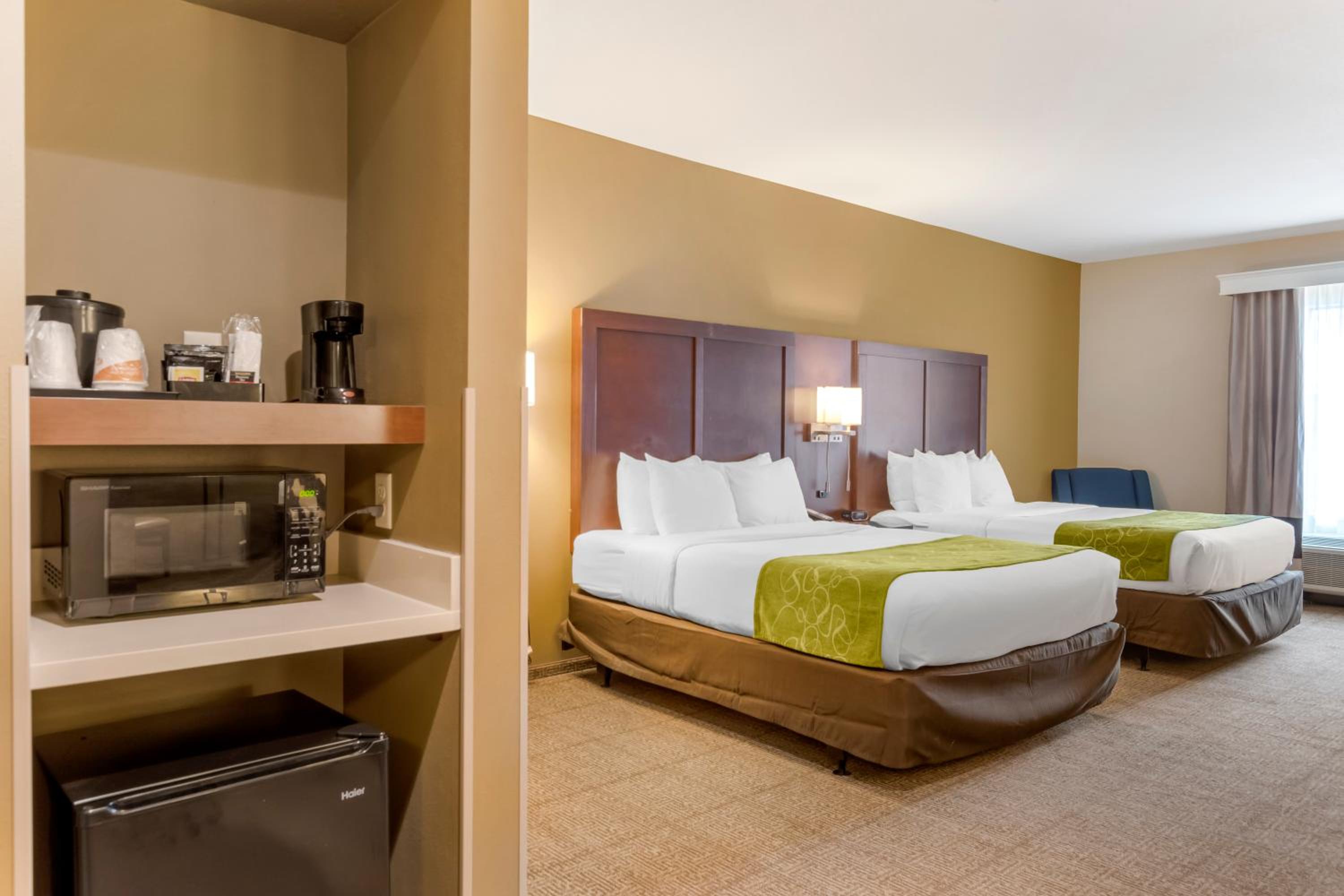 Suite with Two Queen Beds - Accessible/Non-Smoking photo 3