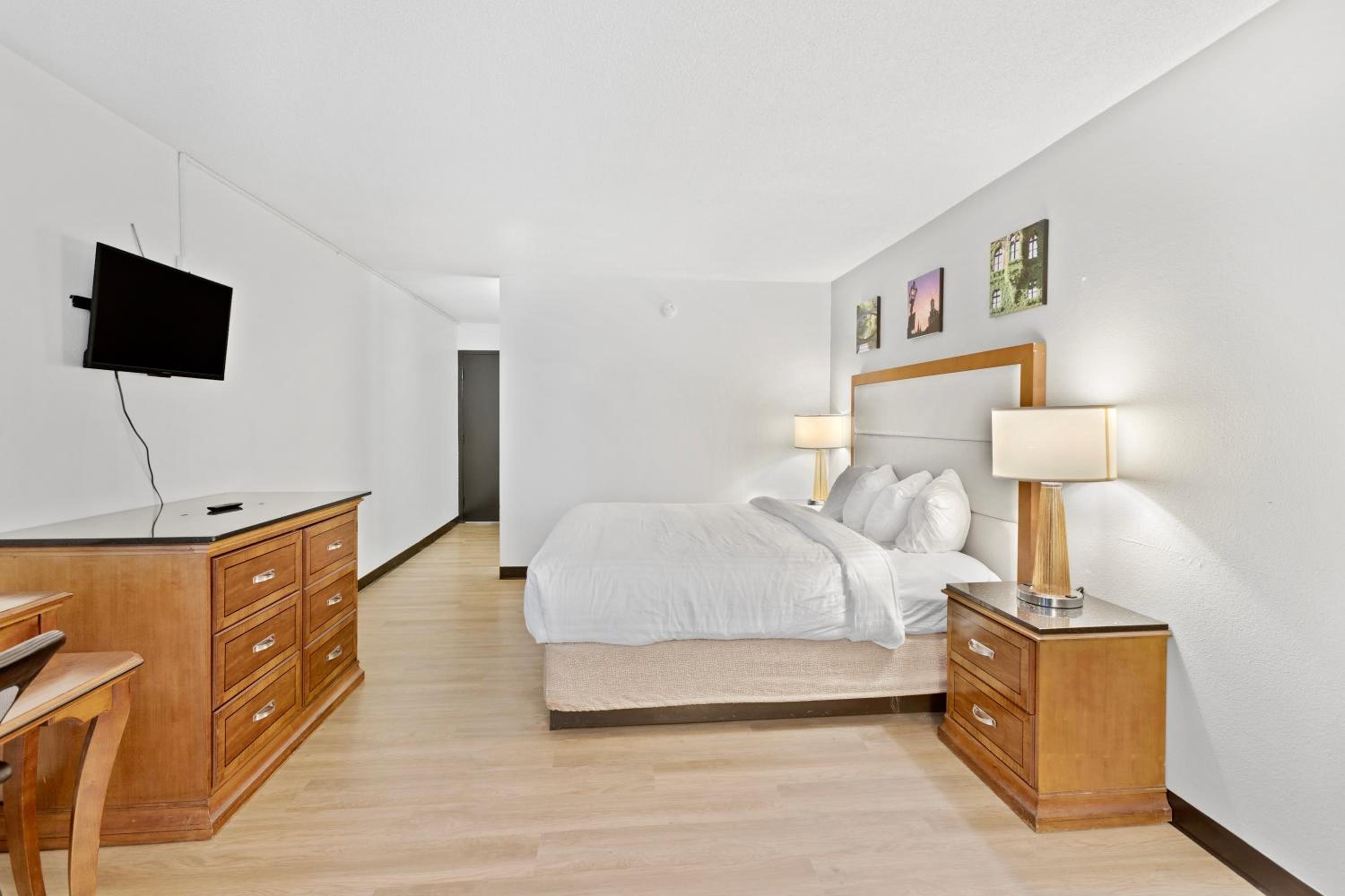 King Room - Non-Smoking - Photo 2