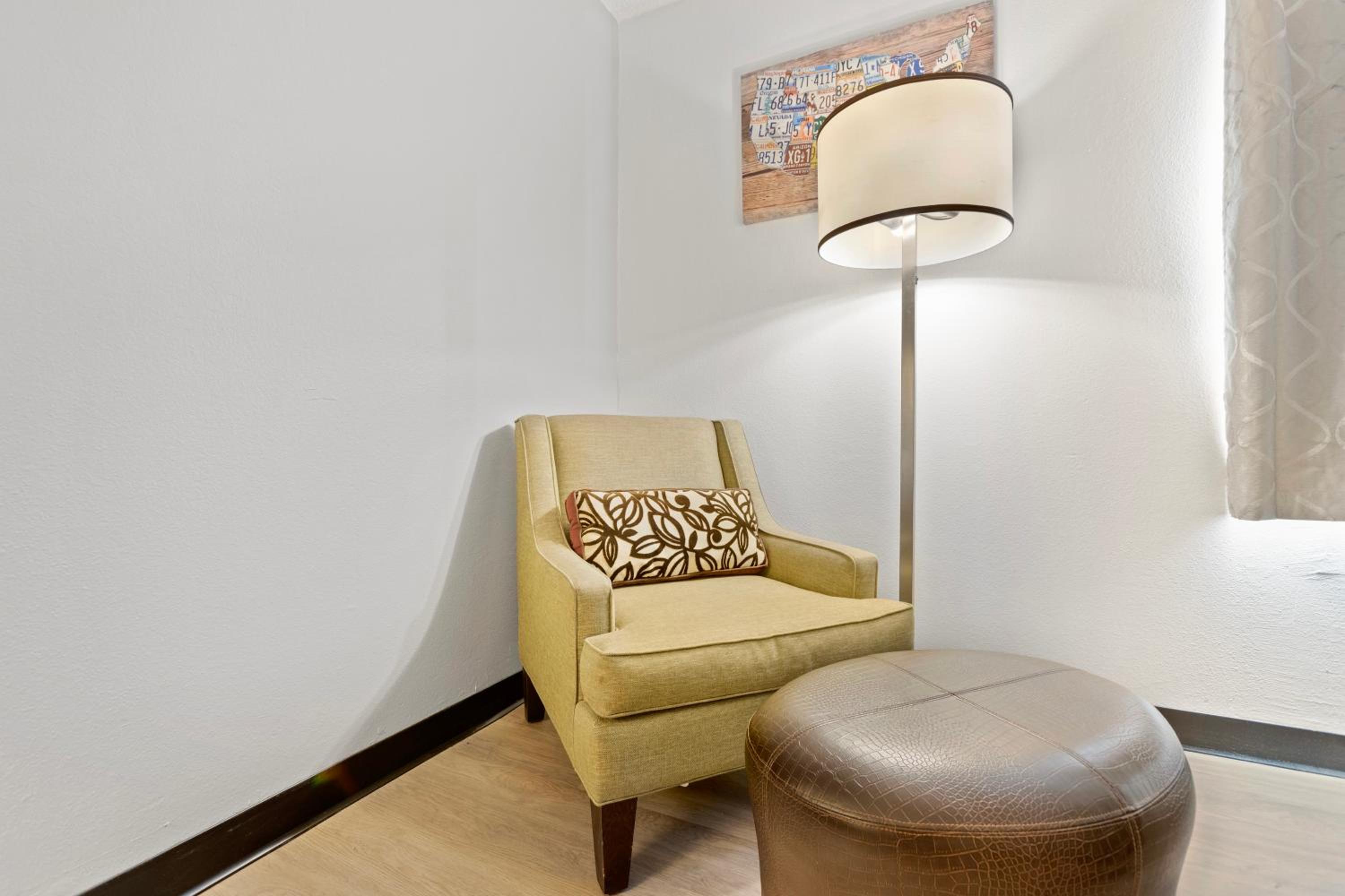 Deluxe King Suite - Non-Smoking - Photo 7