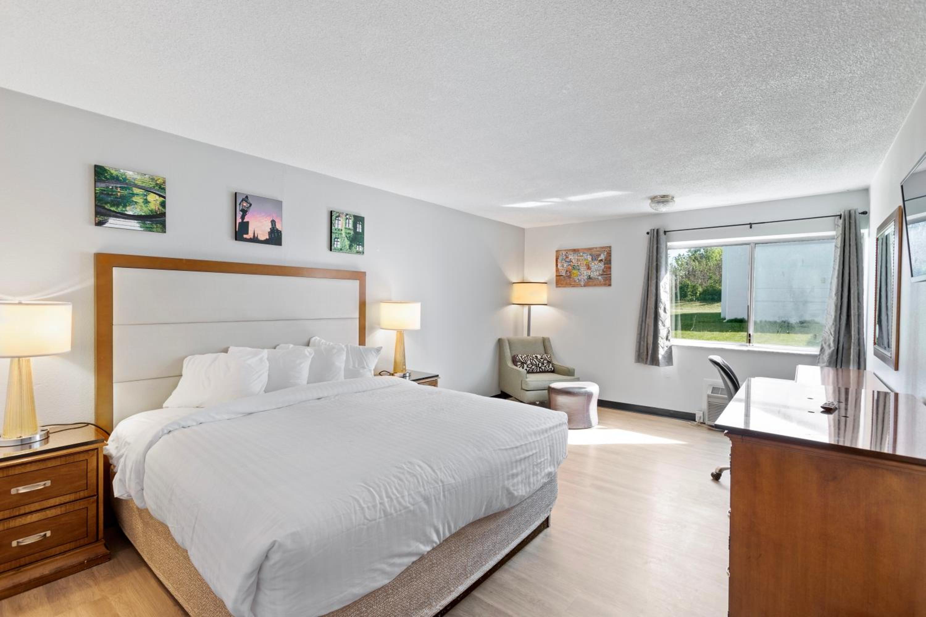 King Room - Non-Smoking - Photo 1