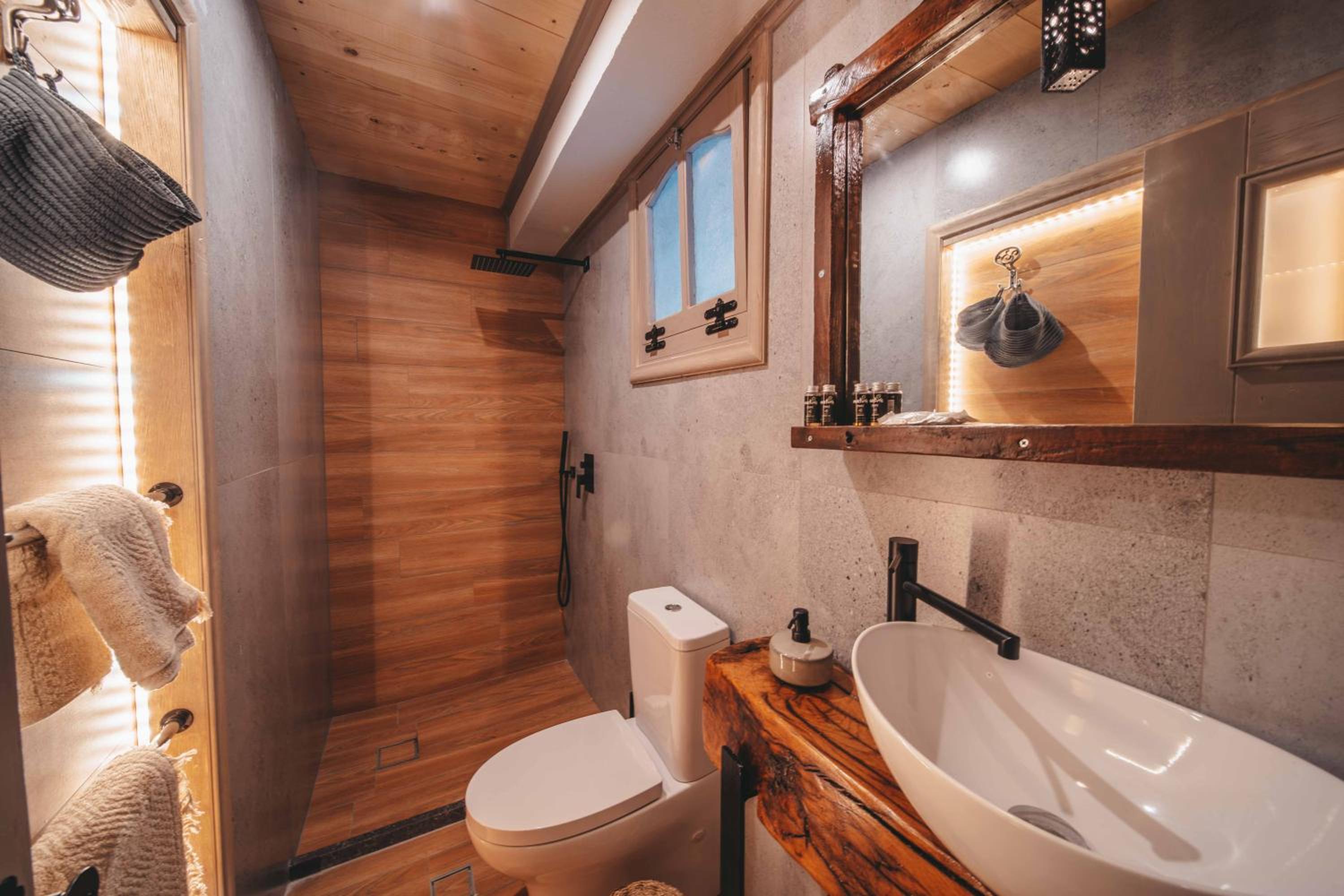 Deluxe Junior Suite - Photo 11