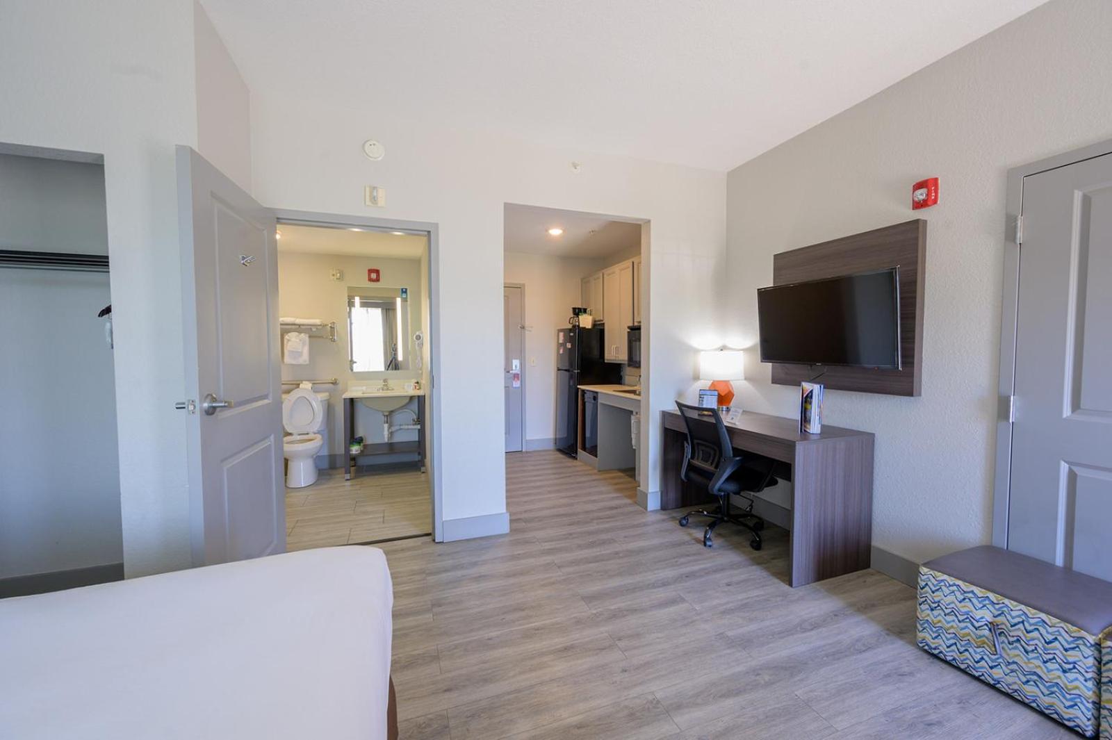 Queen Studio Suite - Mobility Access/Non-Smoking