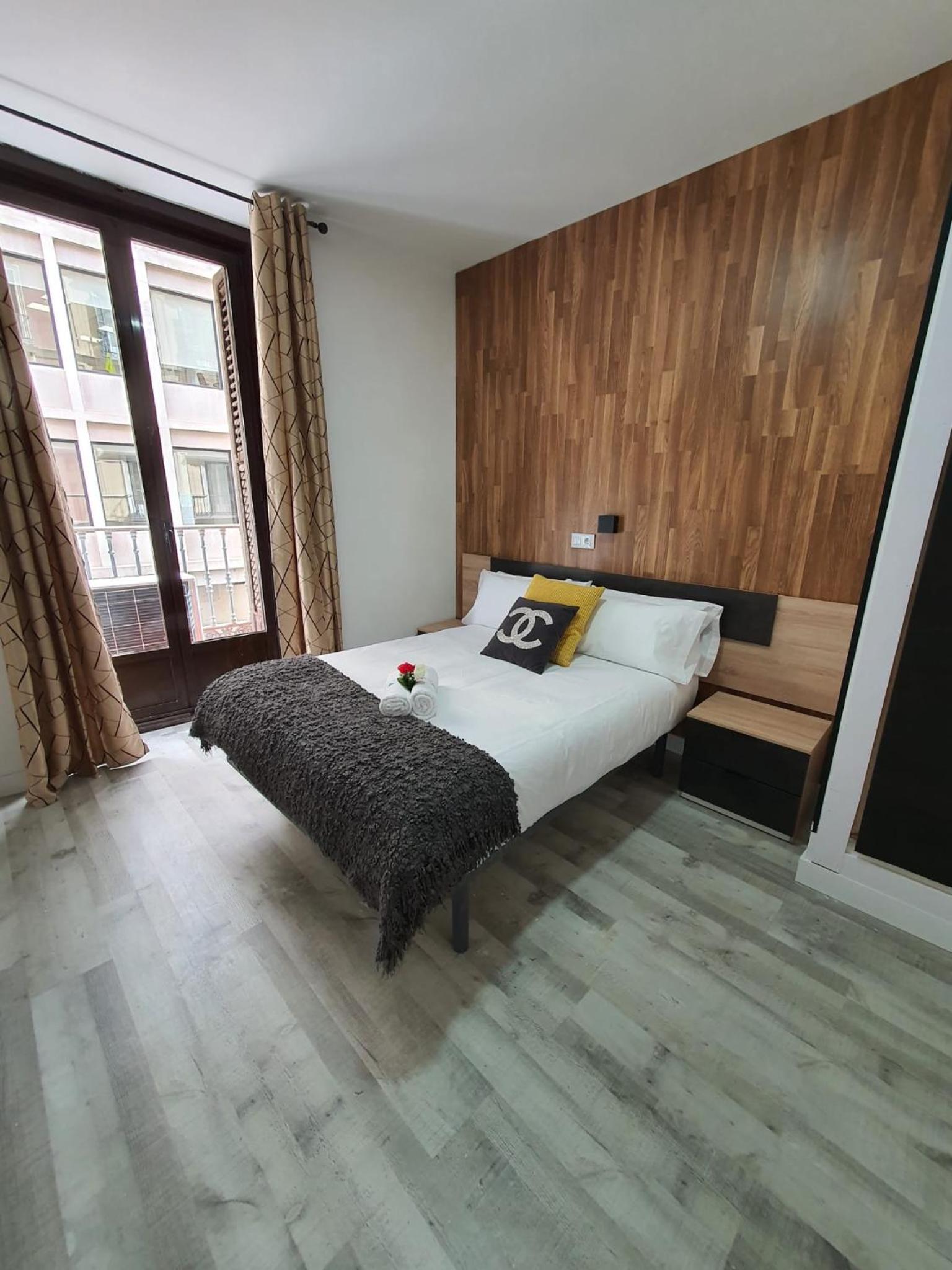 Apartamento de tres habitaciones con balcón