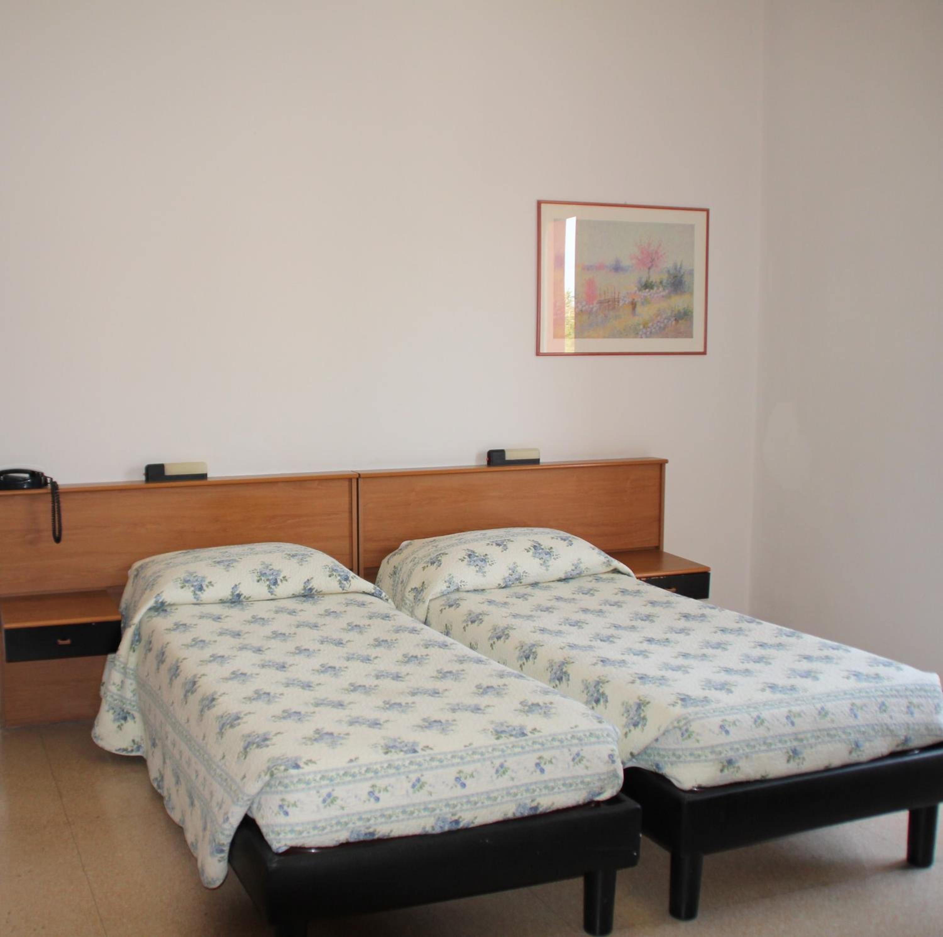 Double or Twin Room with Private Bathroom - Photo 3