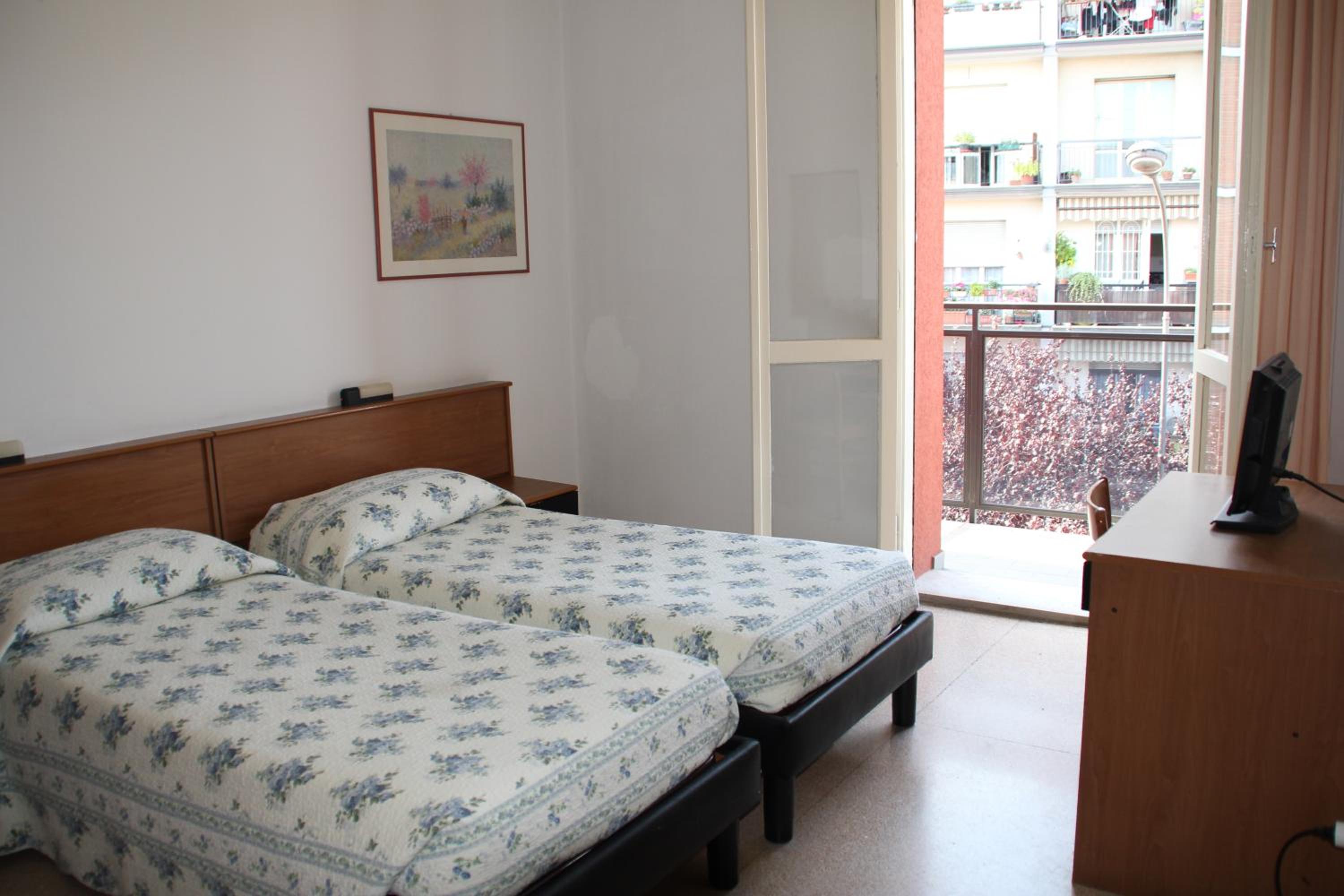 Double or Twin Room with Private Bathroom - Photo 2