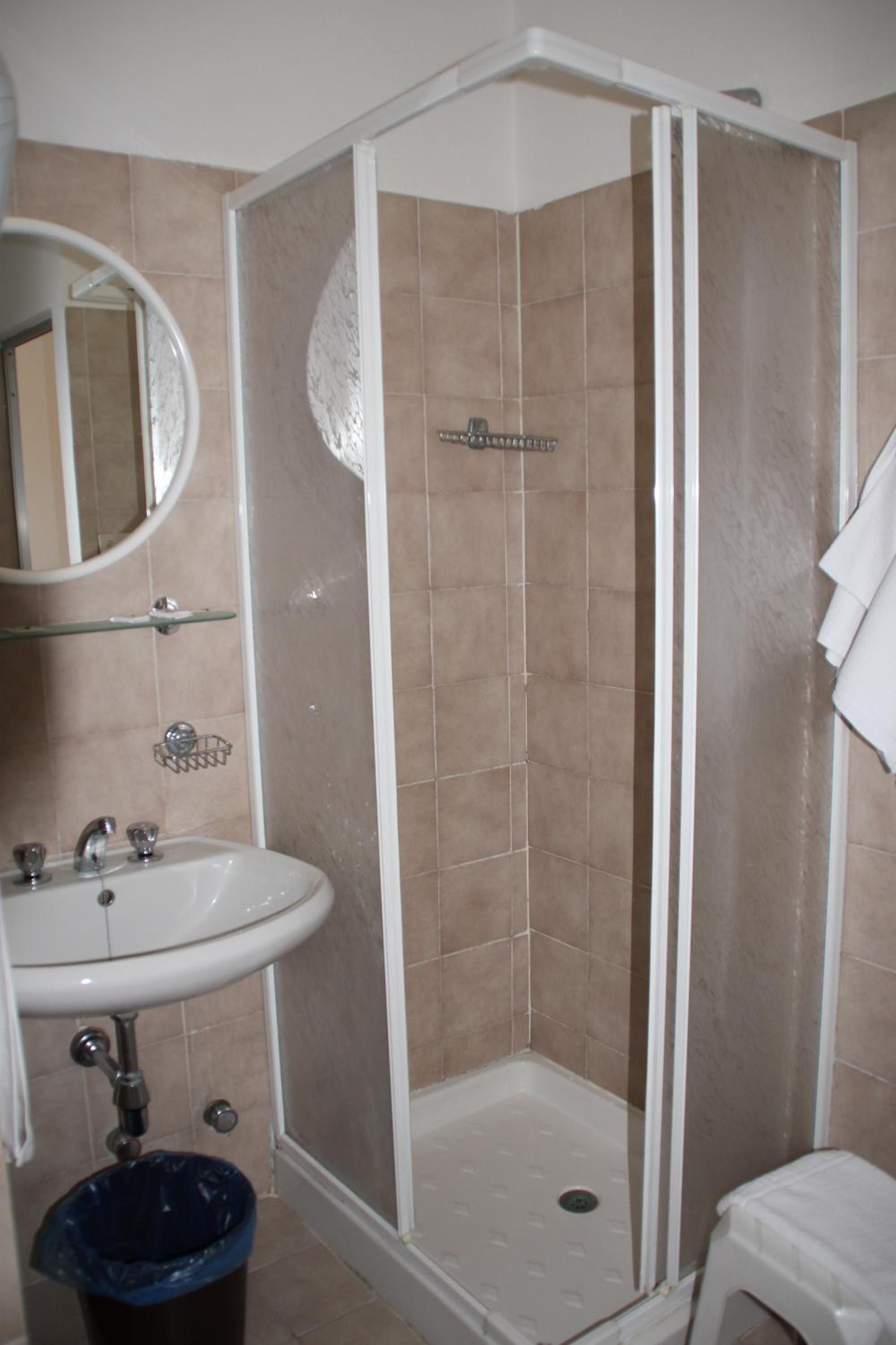 Double or Twin Room with Private Bathroom - Photo 5