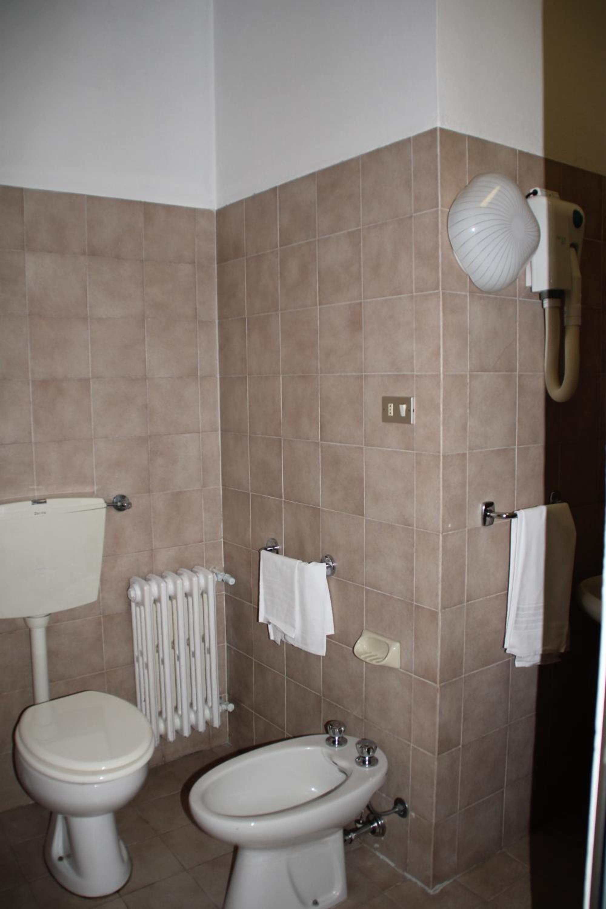 Double or Twin Room with Private Bathroom - Photo 4