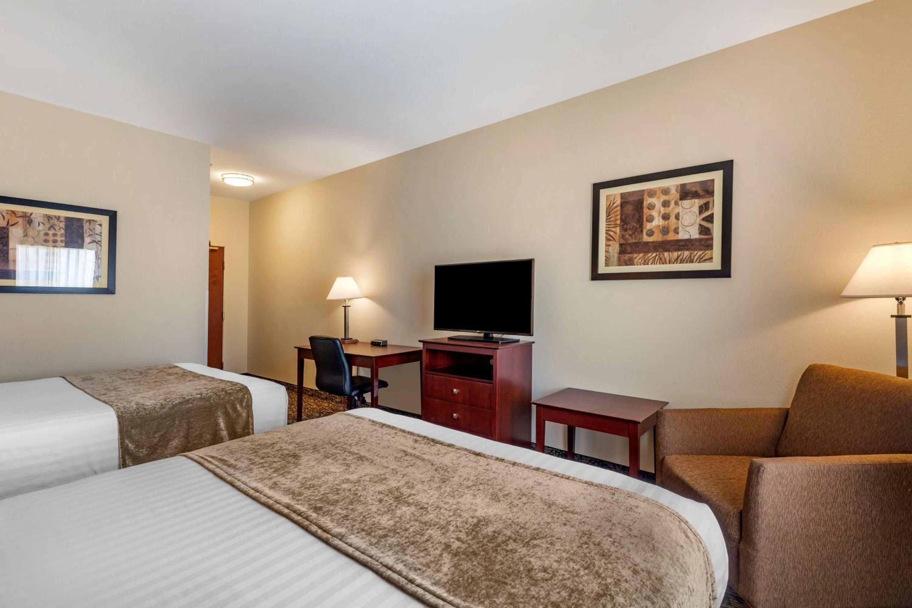 Queen Room with Two Queen Beds - Photo 3