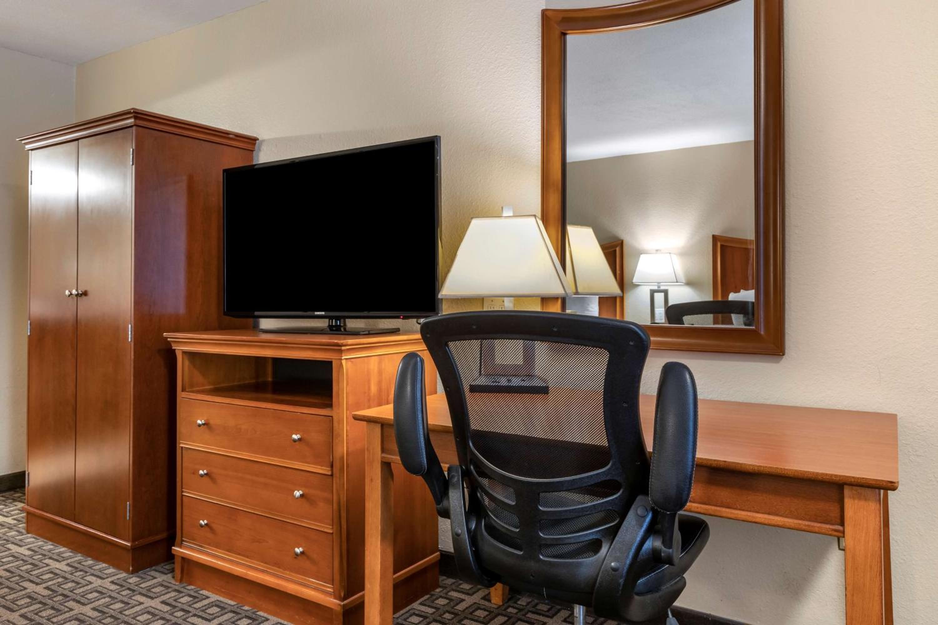 Executive Queen Room with Two Queen Beds - Non-Smoking photo 2