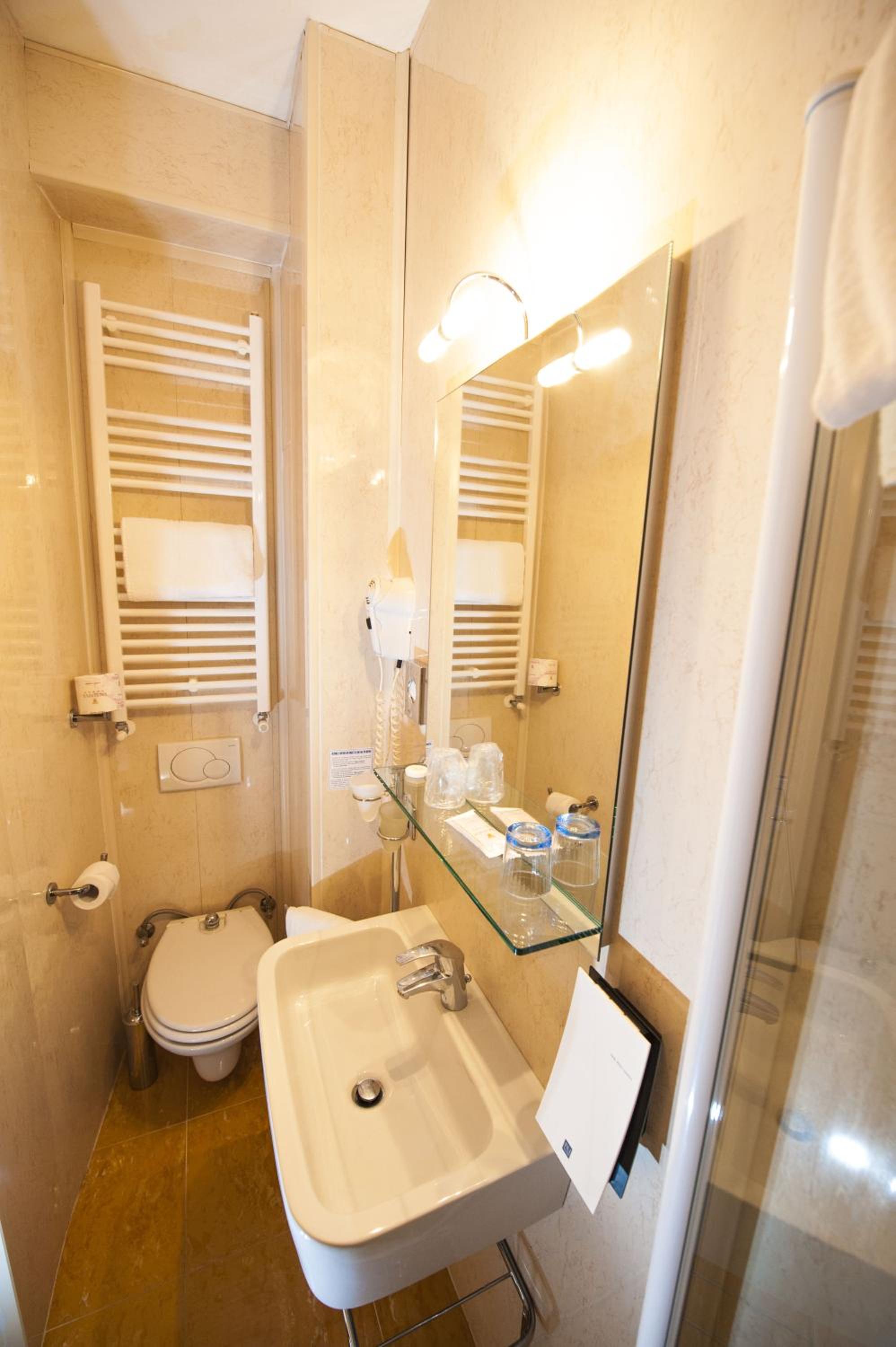 Economy Twin Room - Photo 3