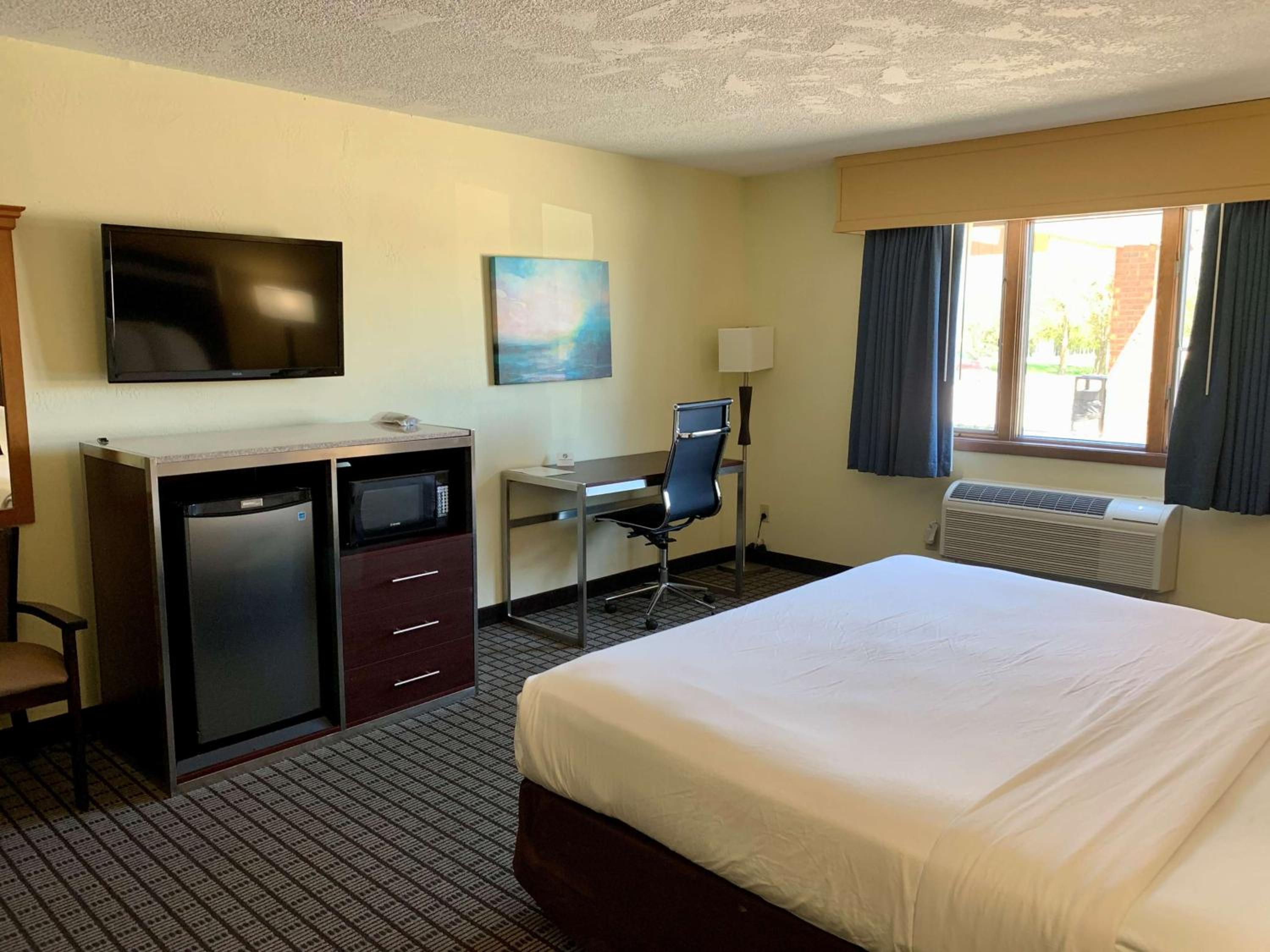 King Room with Bath Tub - Disability Access/Non-Smoking photo 3