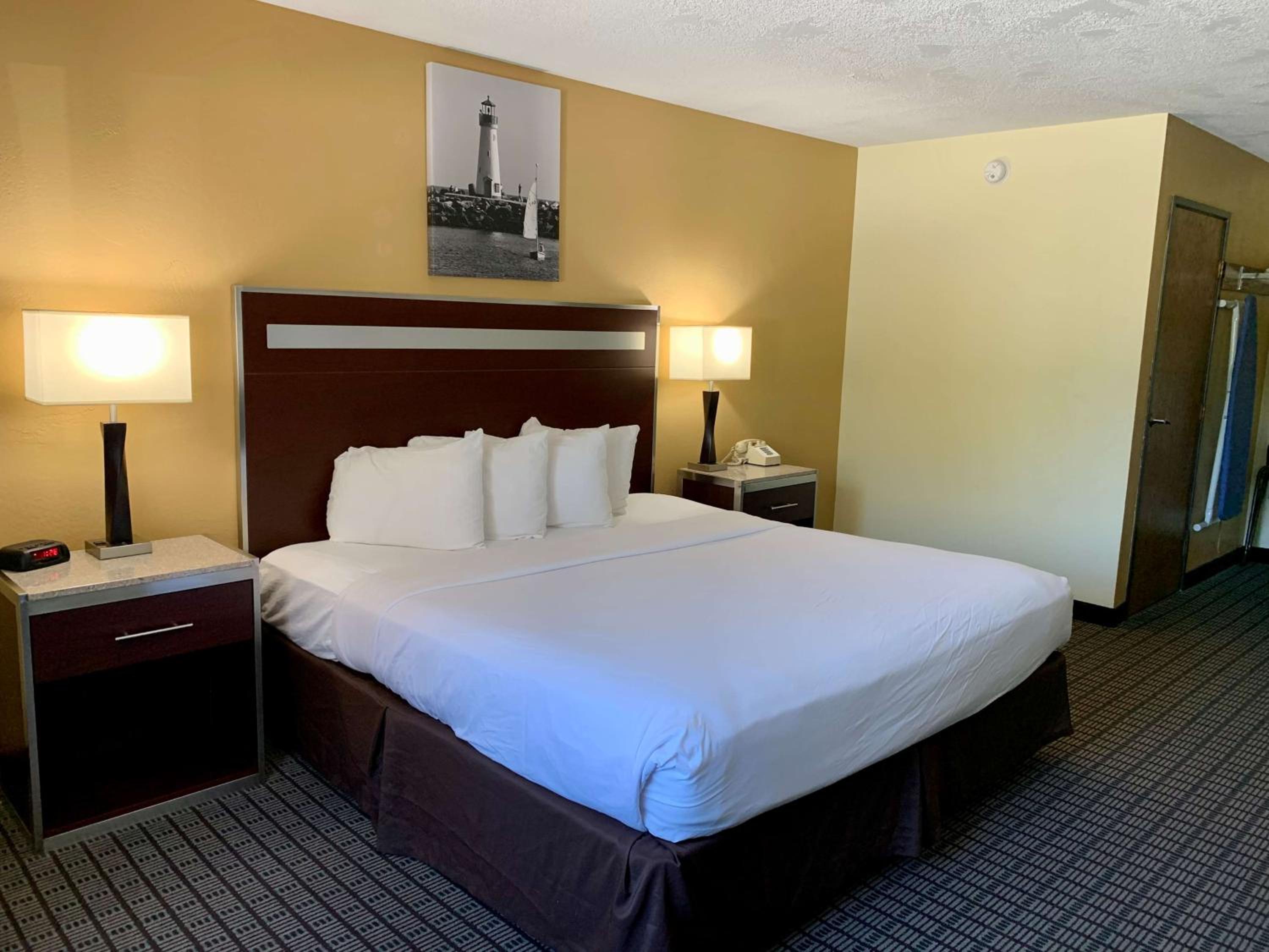 King Room with Bath Tub - Disability Access/Non-Smoking photo 1