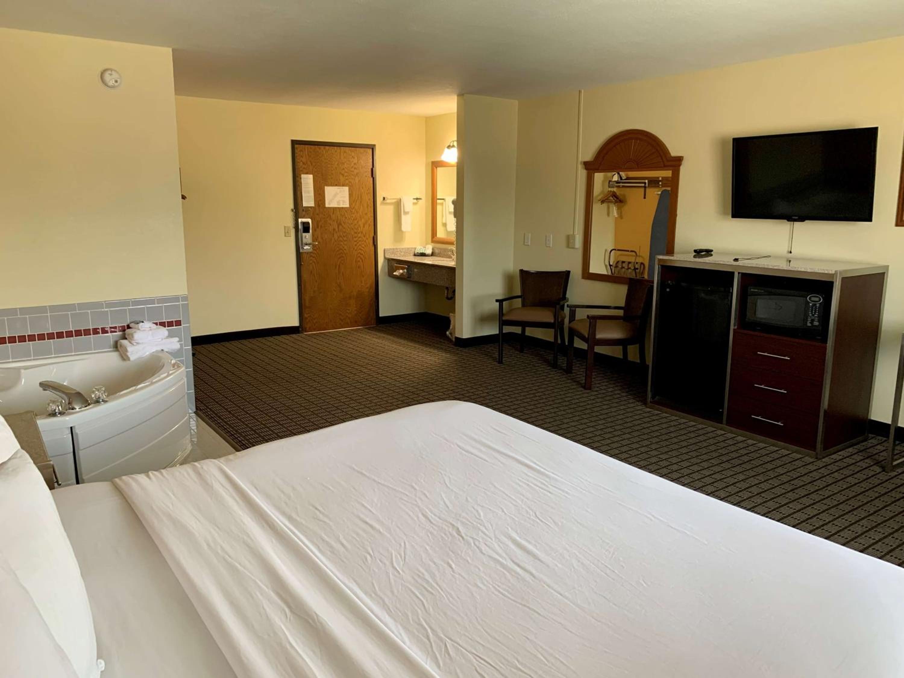 King Room with Whirlpool - Non-Smoking photo 1