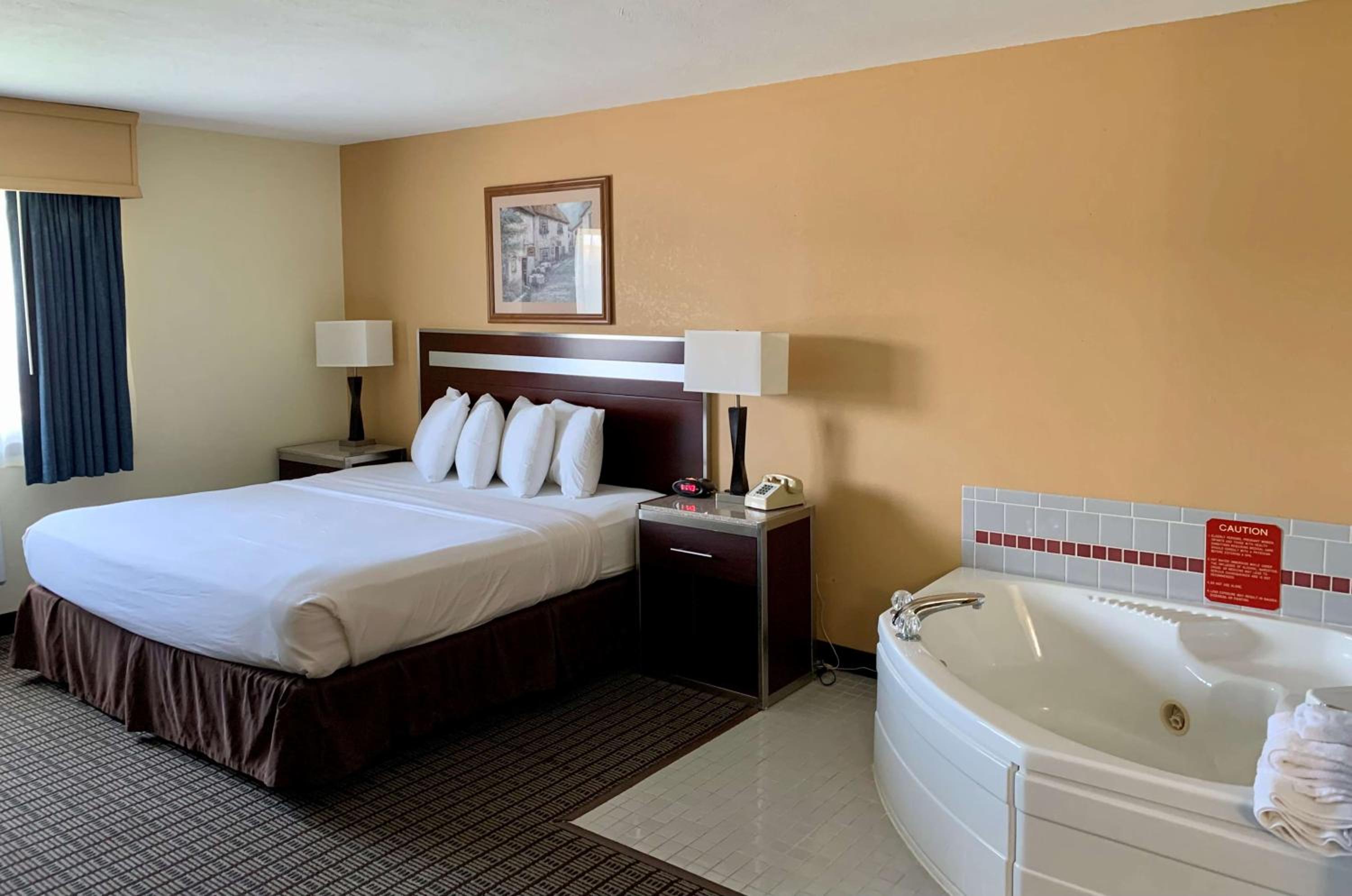 King Room with Whirlpool - Non-Smoking photo 2