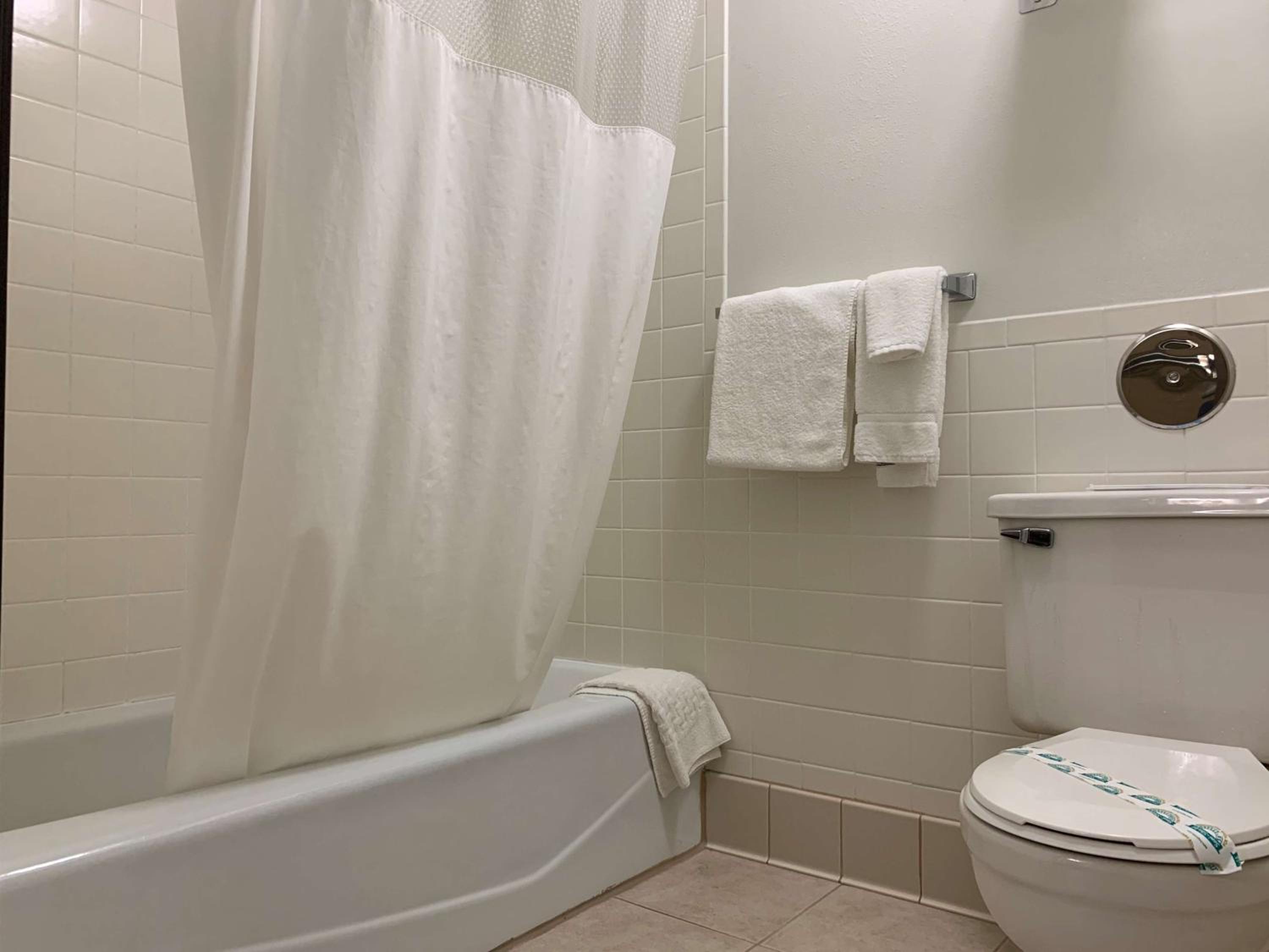 King Room with Whirlpool - Non-Smoking photo 3