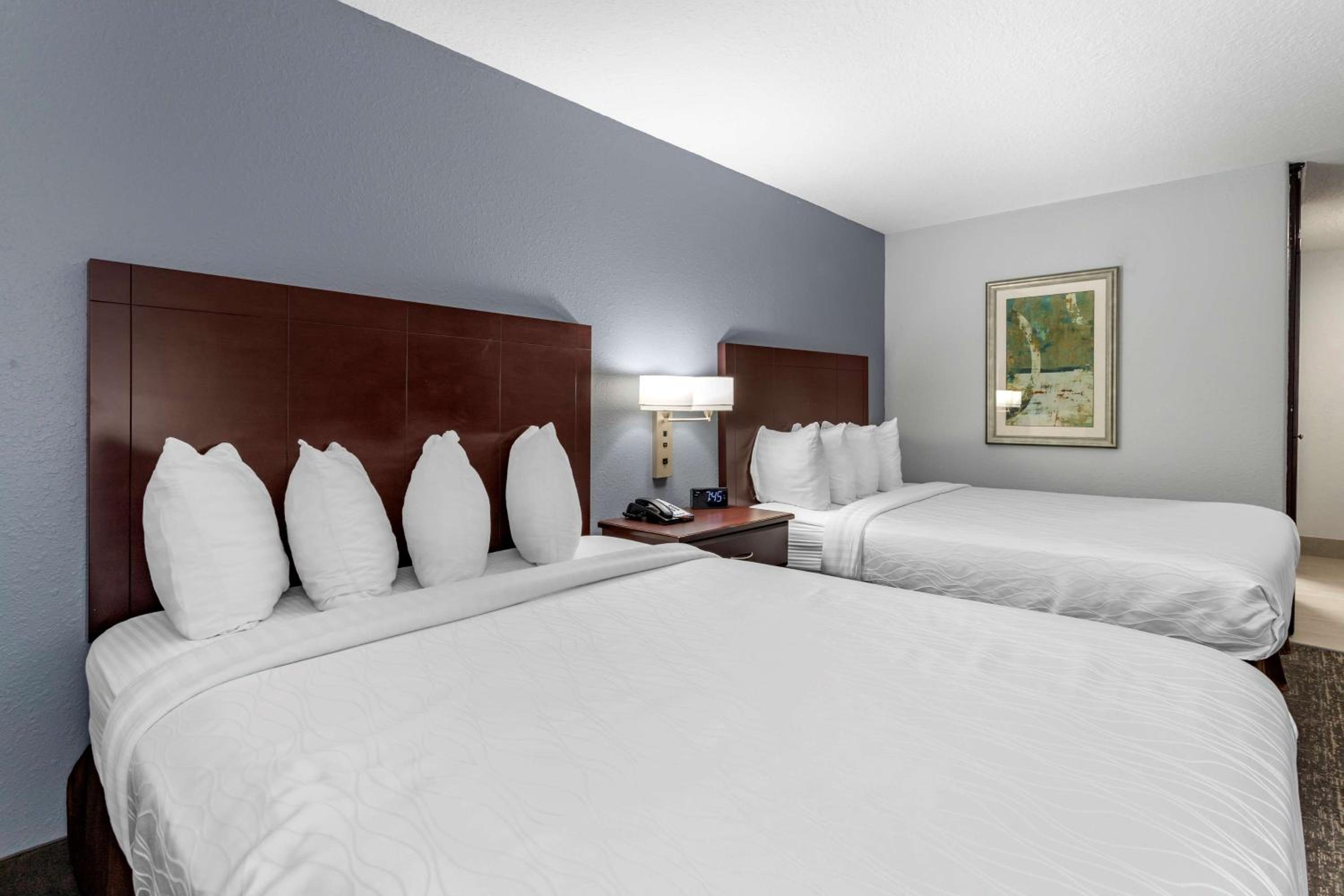 Queen Room with Two Queen Beds and Bath Tub - Disability Access/Non-Smoking  photo 3