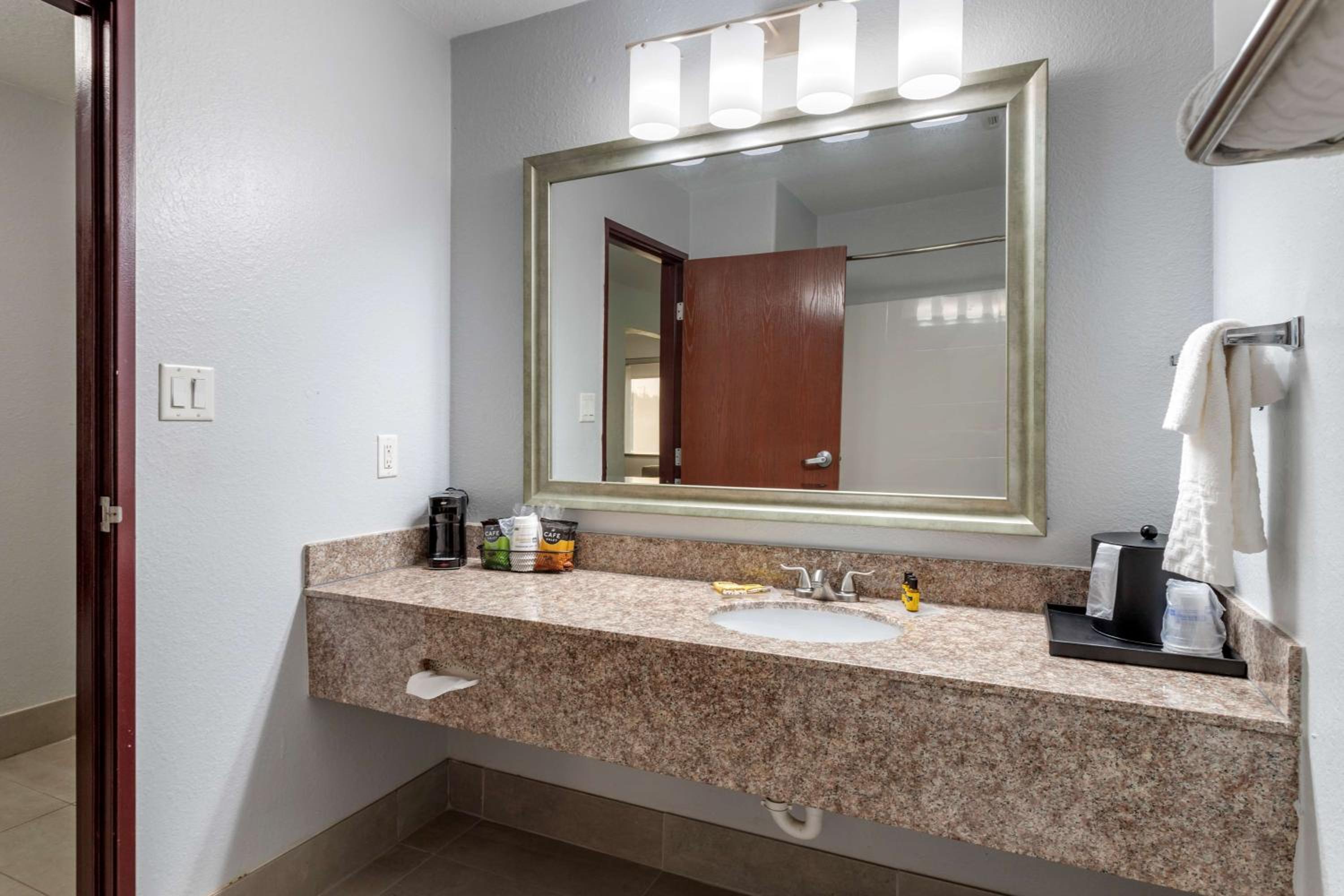 Queen Room with Two Queen Beds and Bath Tub - Disability Access/Non-Smoking  photo 2