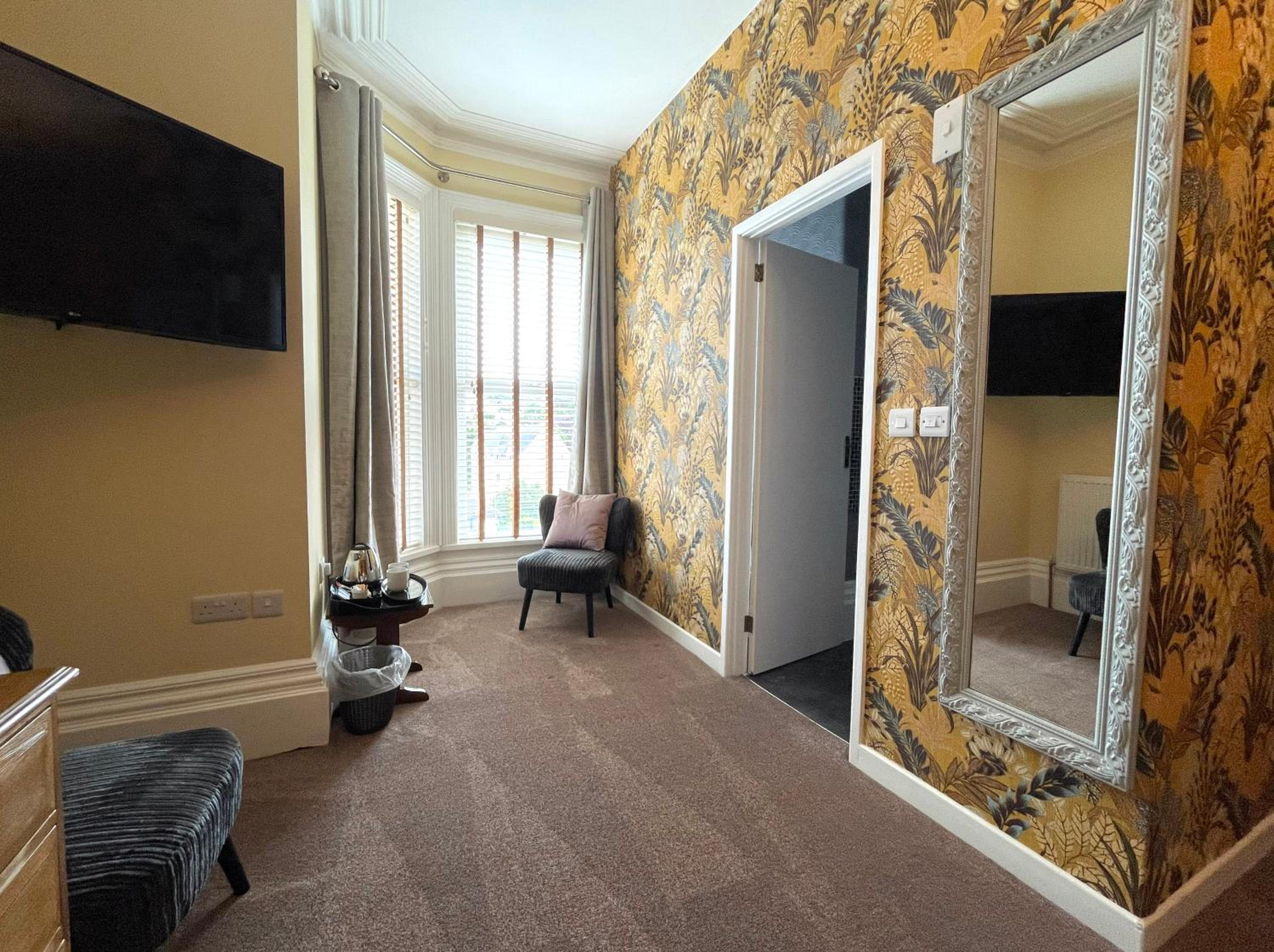 Double or Twin Room - Photo 10