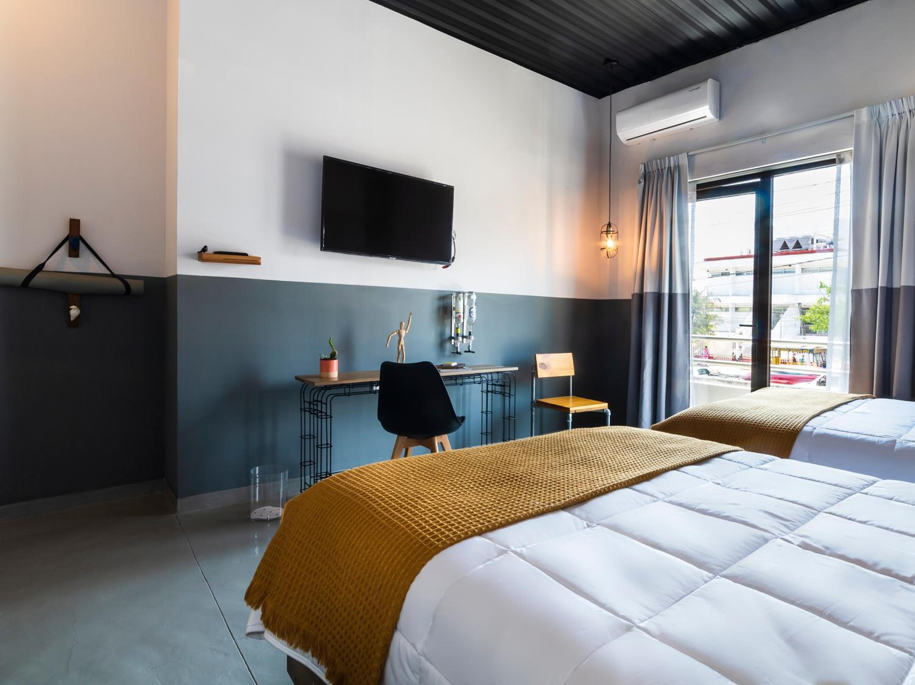Quadruple Room with Balcony - Photo 2