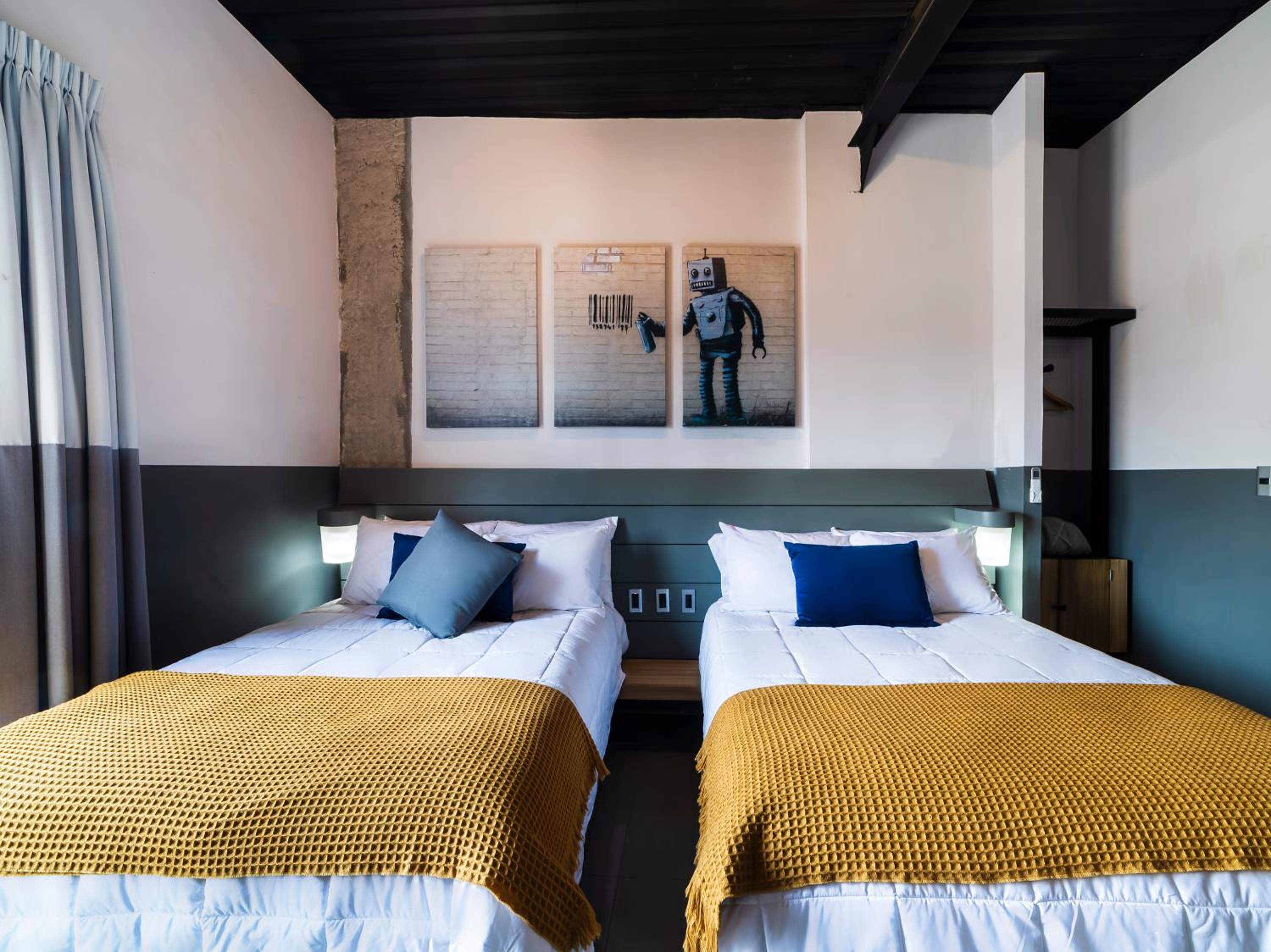 Quadruple Room with Balcony - Photo 5