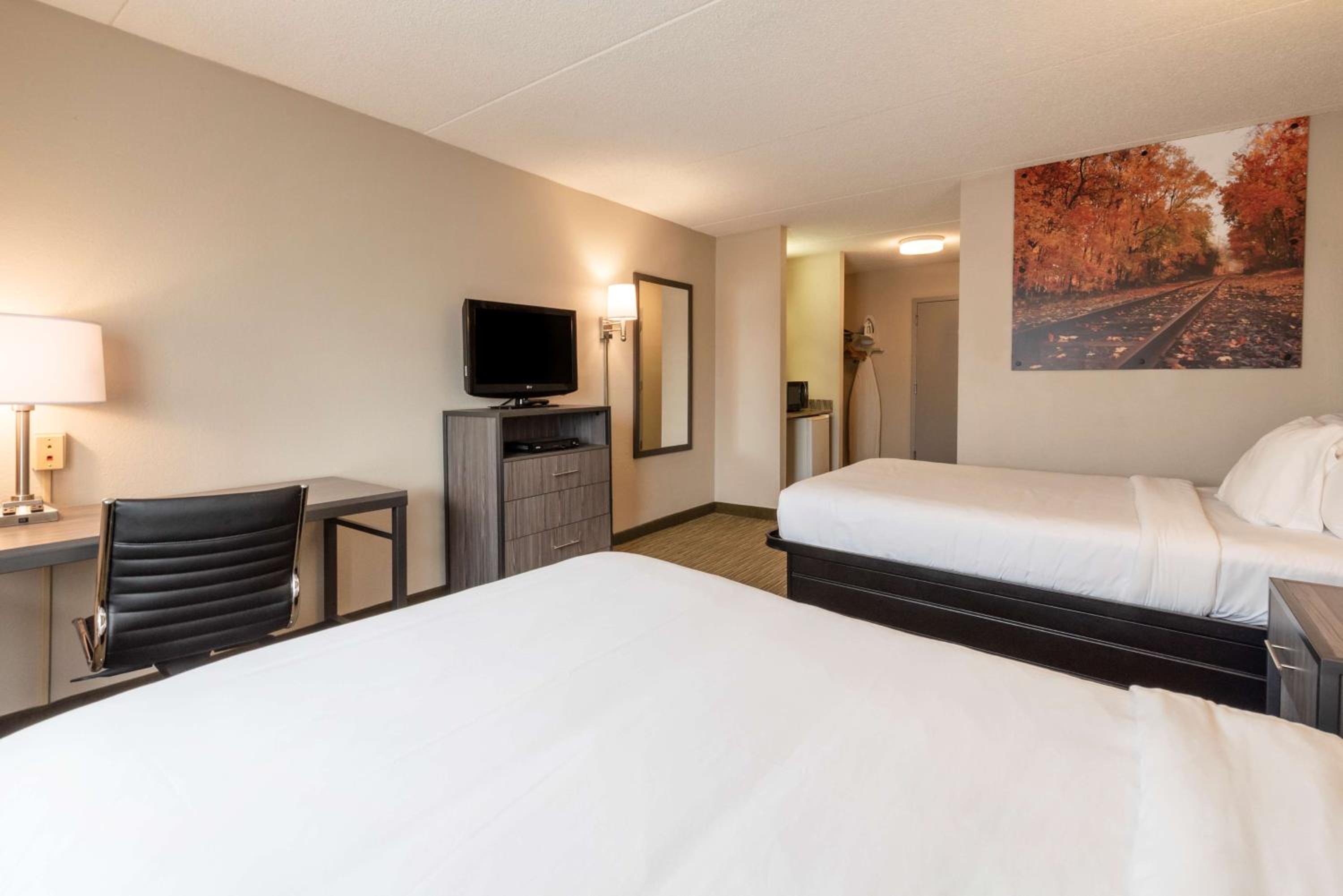 Double Room with Two Double Beds - Photo 3