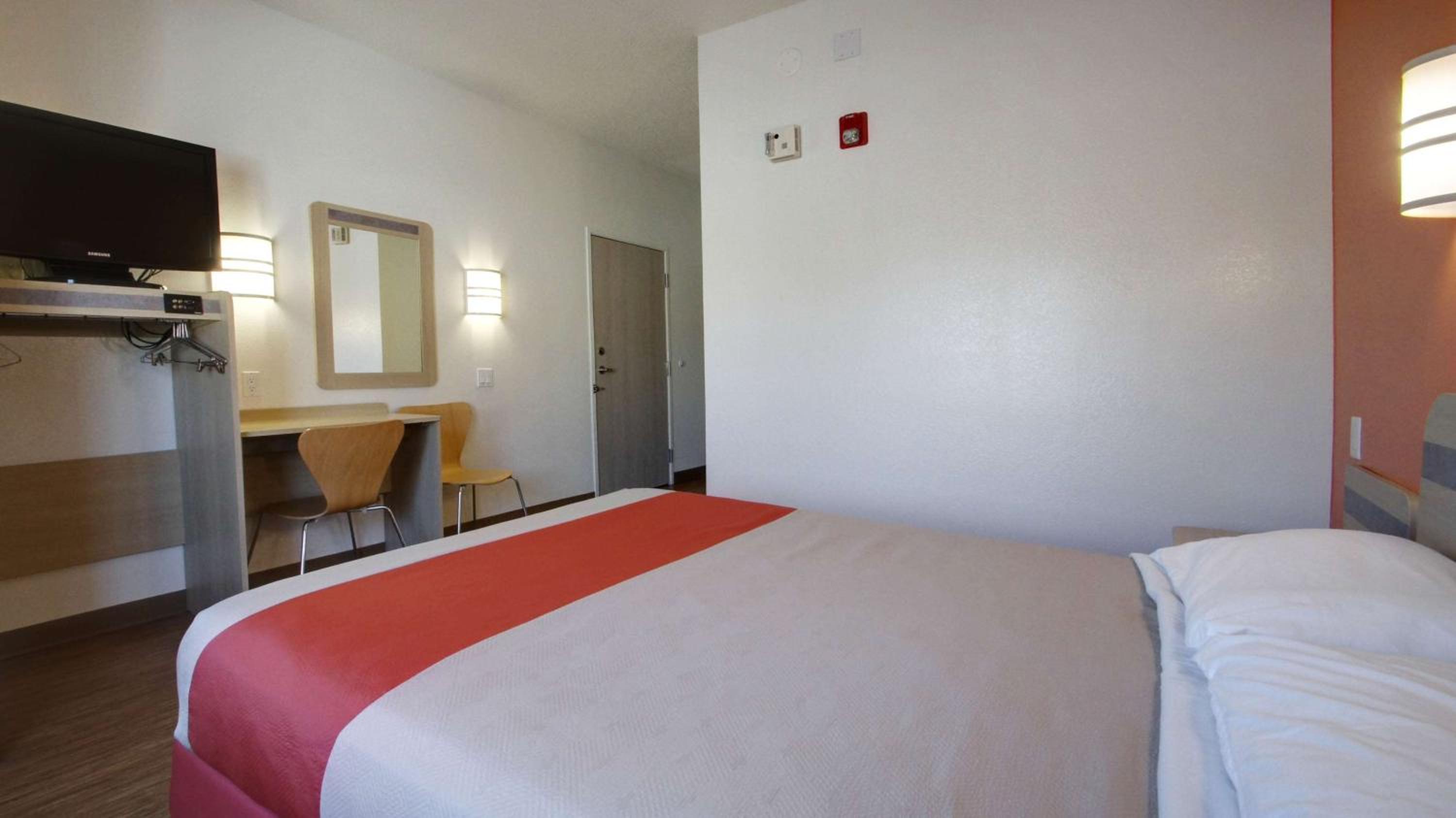 Queen Room - Disability Access - Non-Smoking
