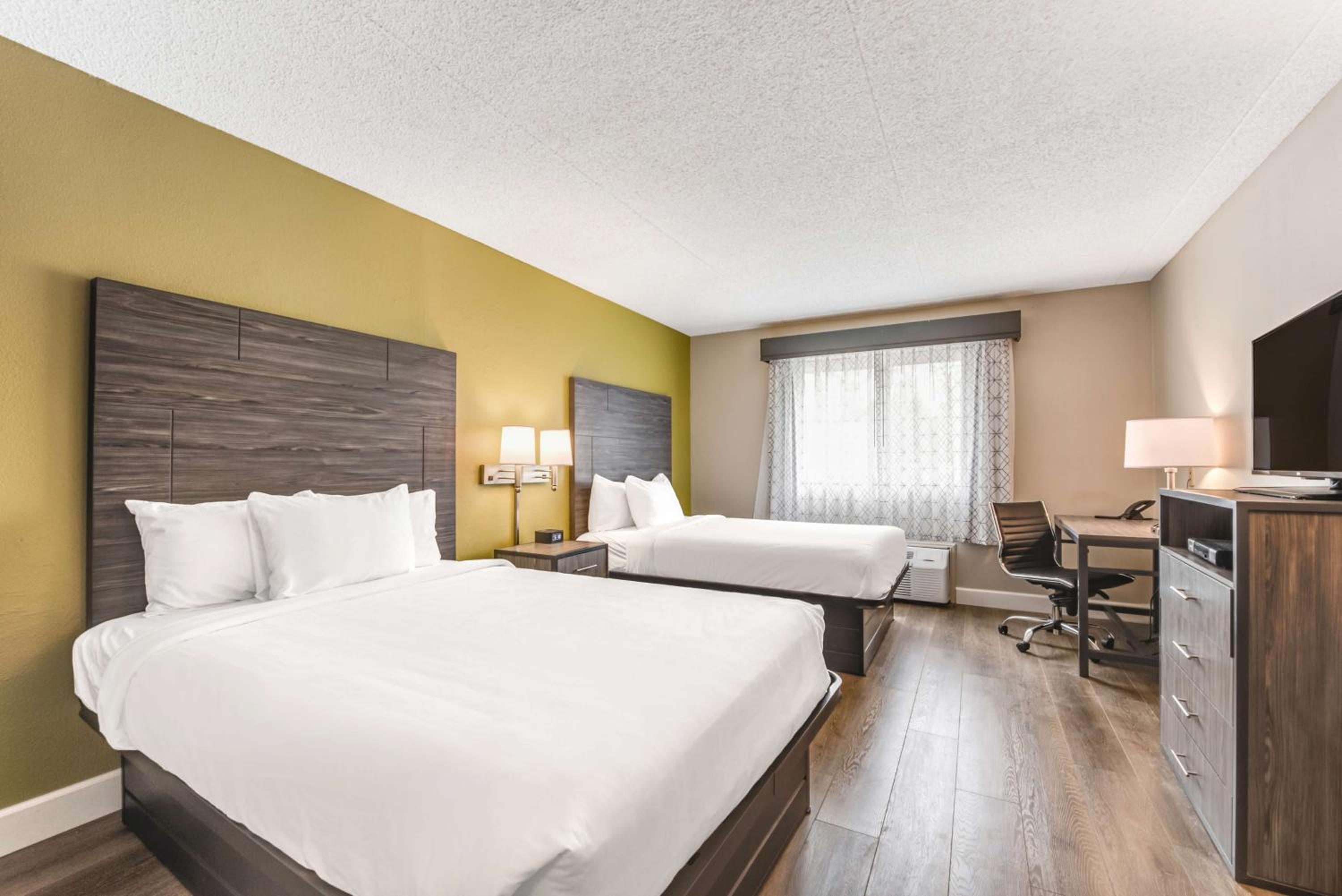 Double Room with Two Double Beds and Bath Tub - Disability Access - Photo 1