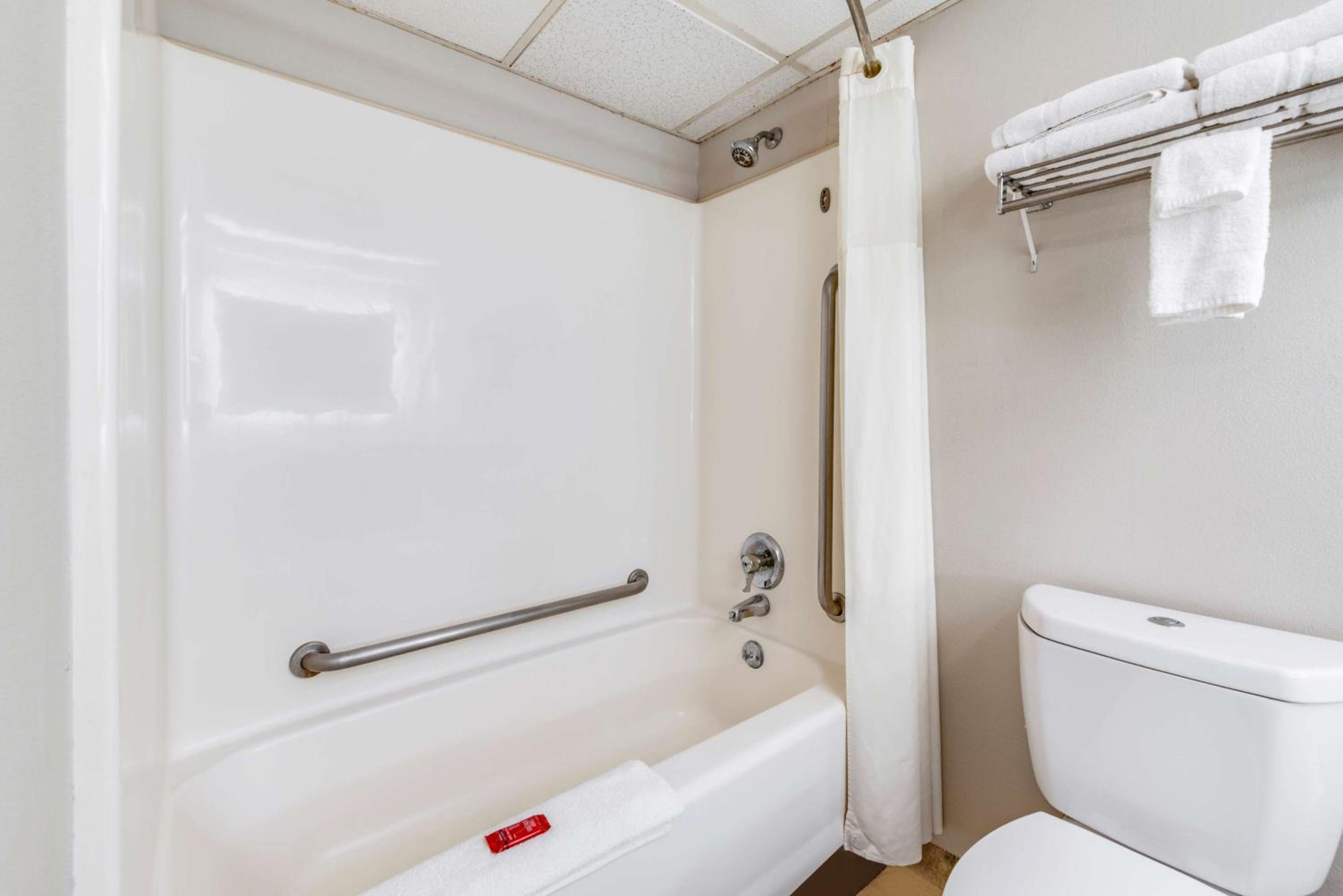 Double Room with Two Double Beds and Bath Tub - Disability Access - Photo 4