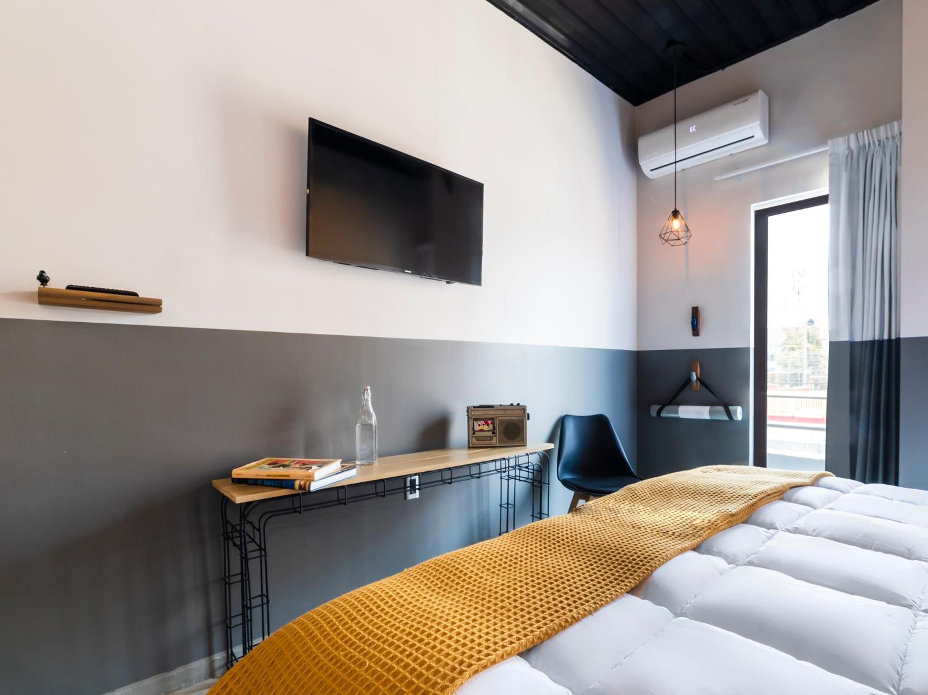King Room with Balcony - Photo 8