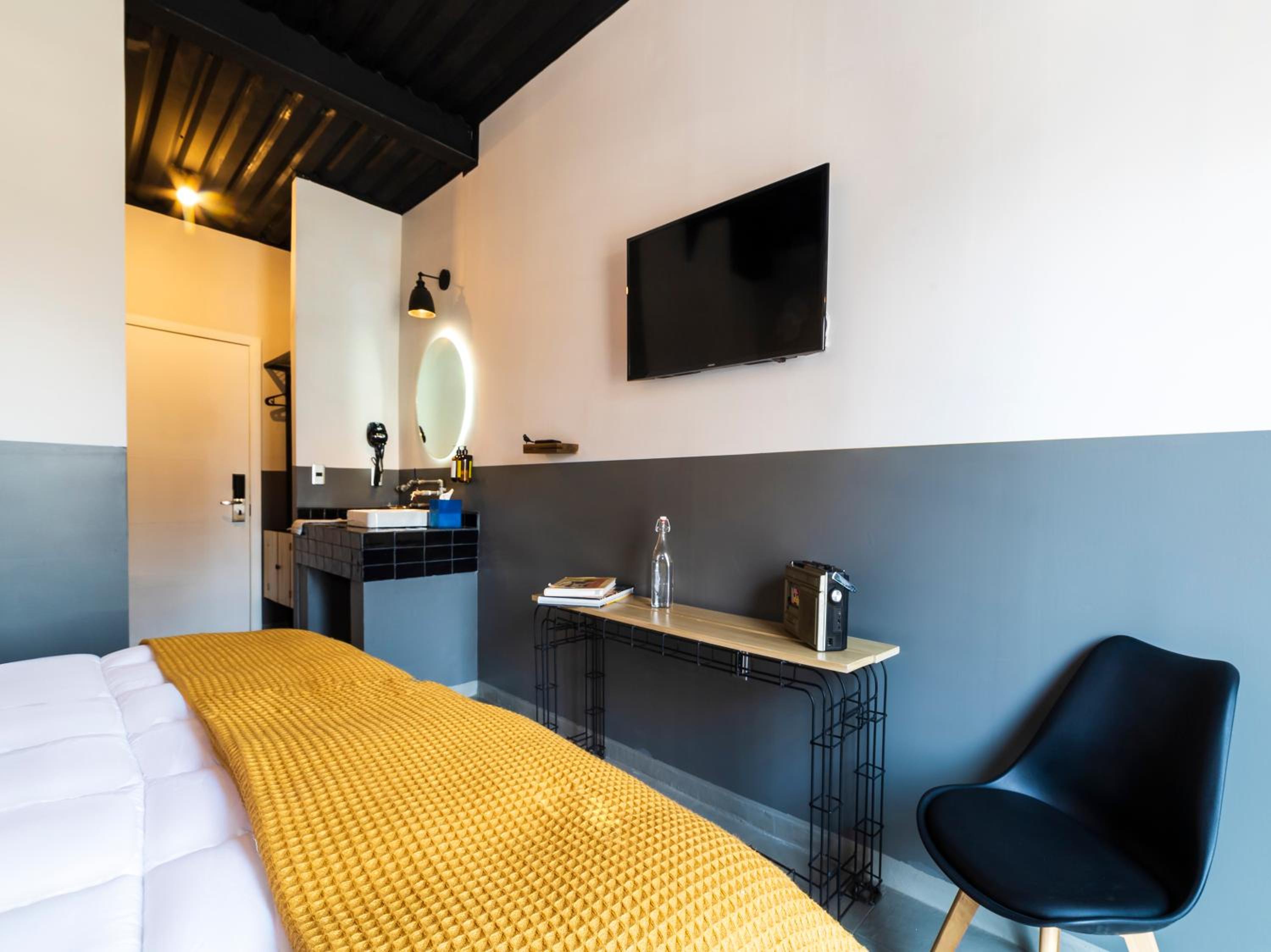 King Room with Balcony - Photo 7
