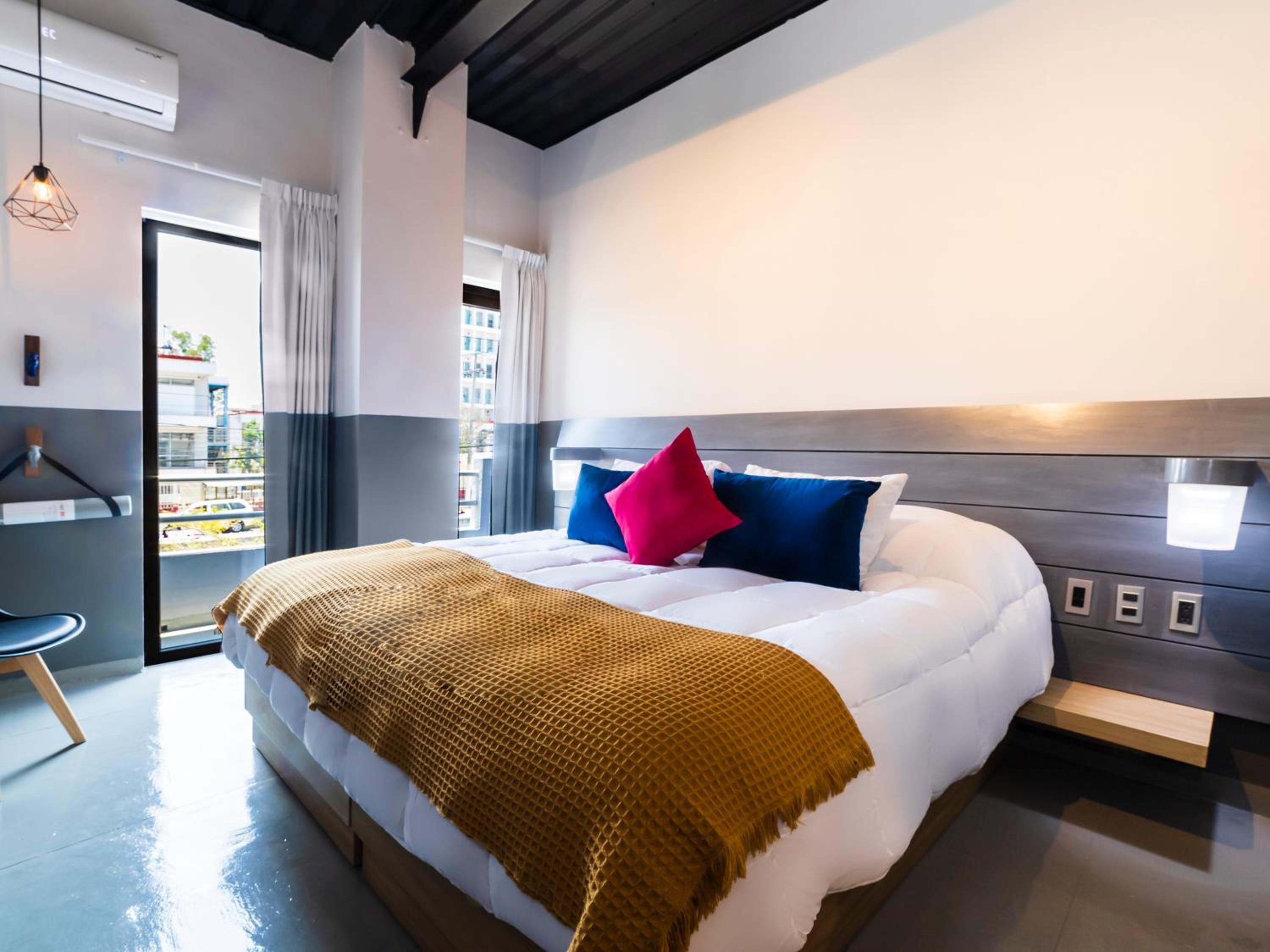 King Room with Balcony - Photo 9