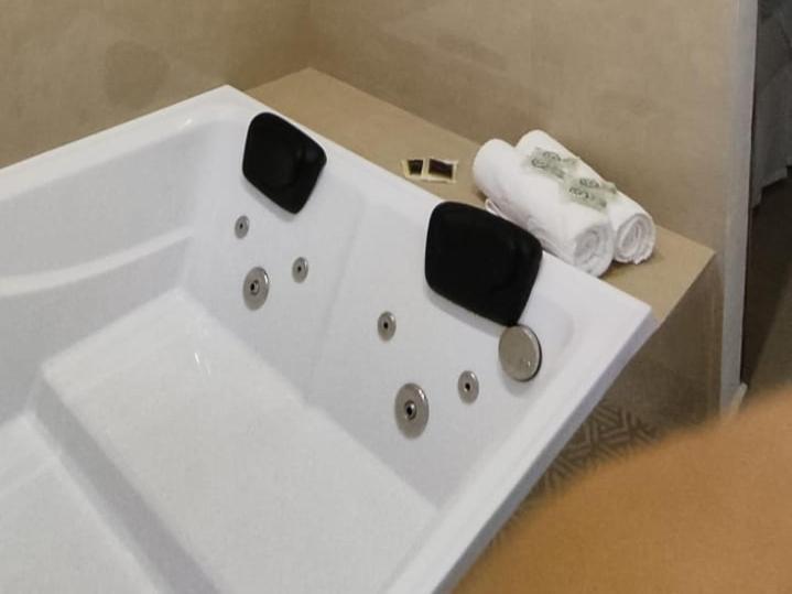 Double Room with Spa Bath - Photo 8