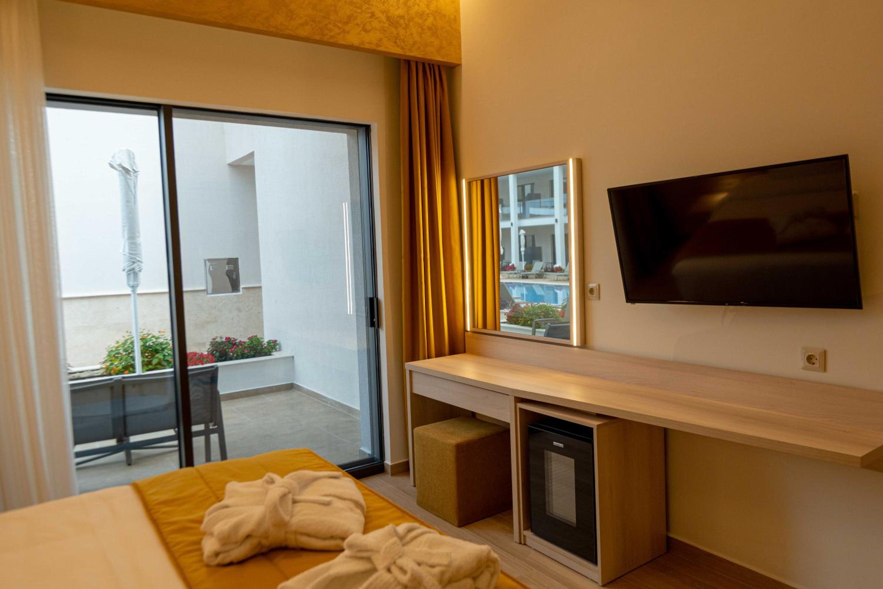 Suite with Pool View photo 2
