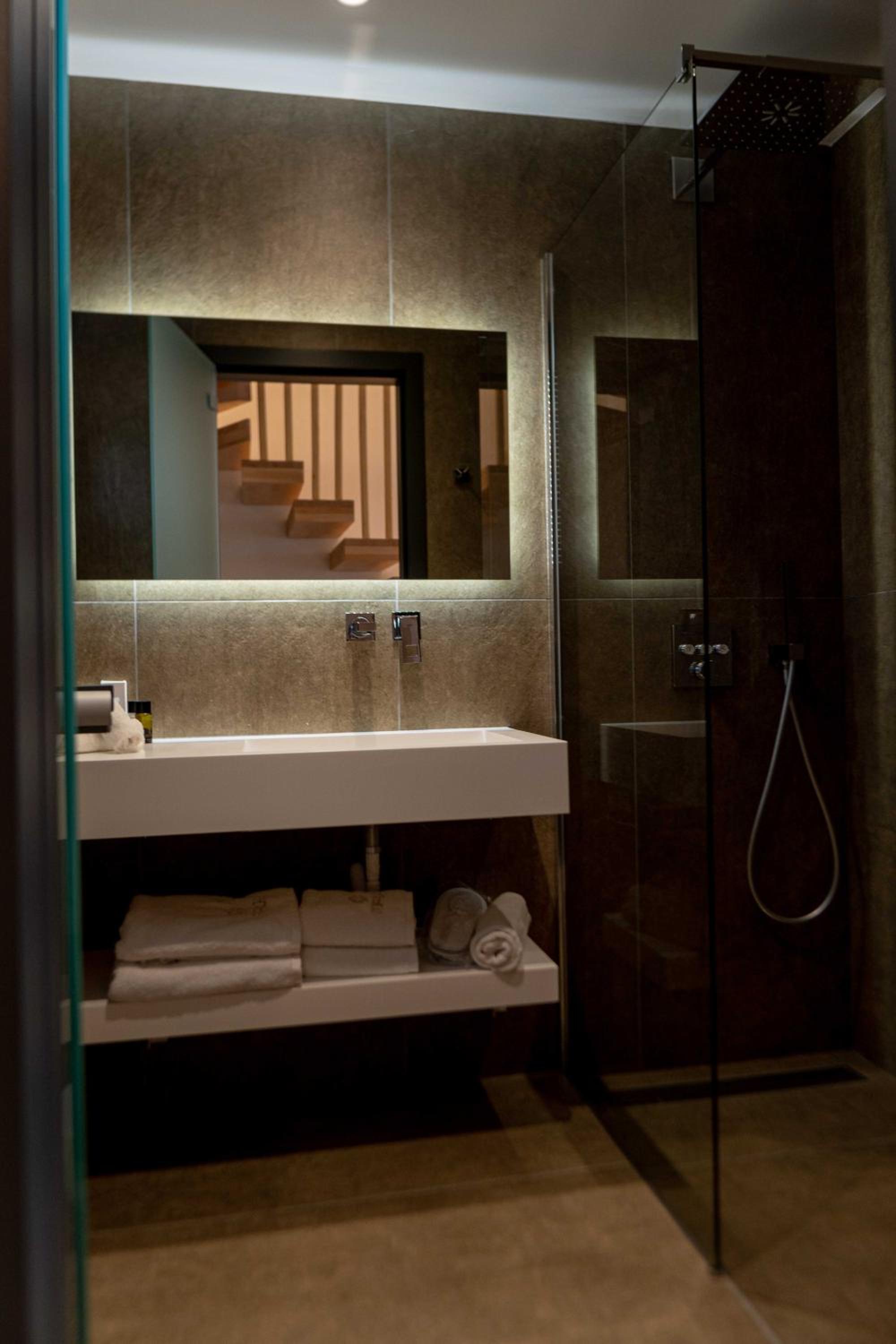 Suite with Pool View photo 3