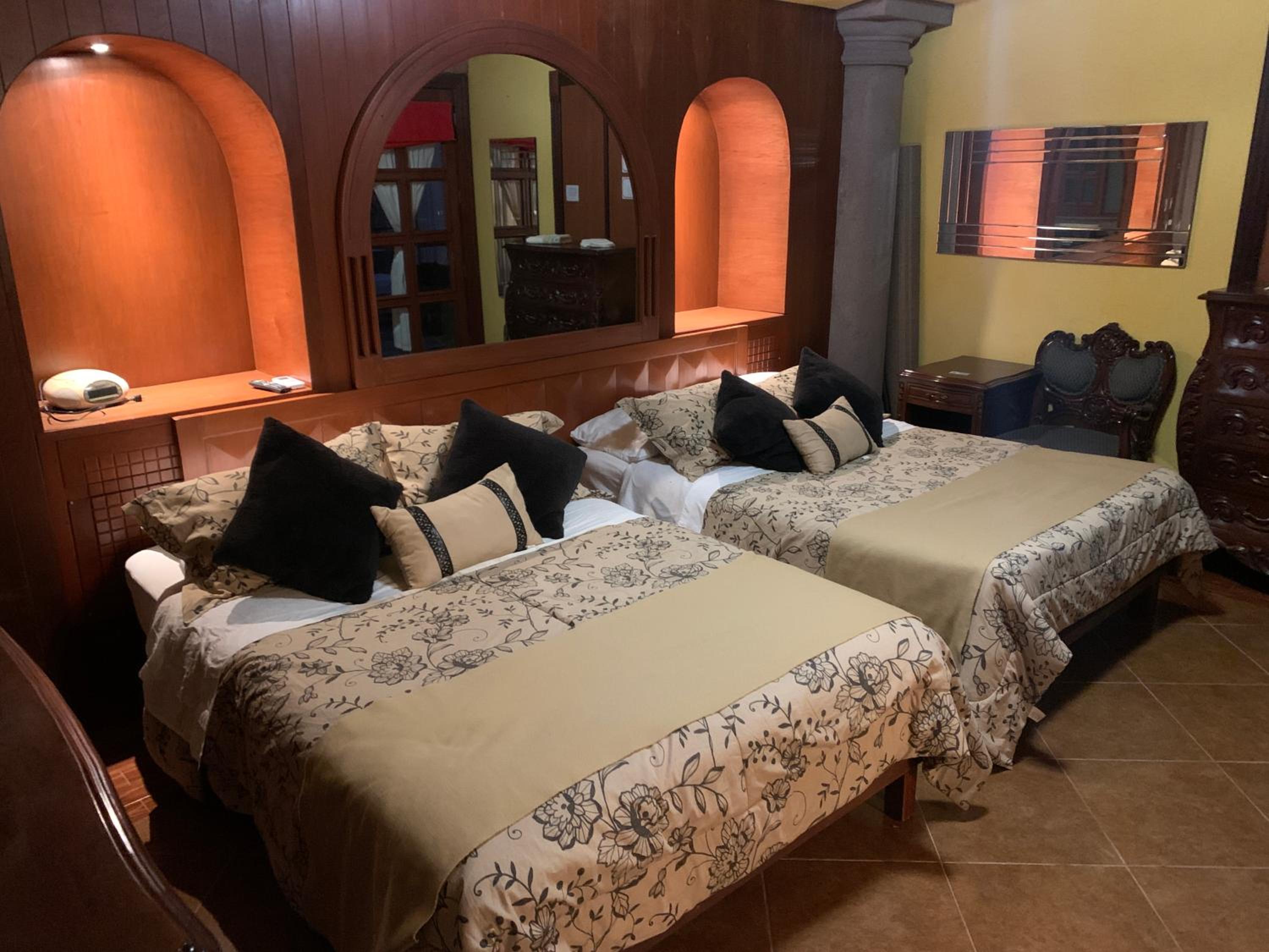 Deluxe Queen Suite