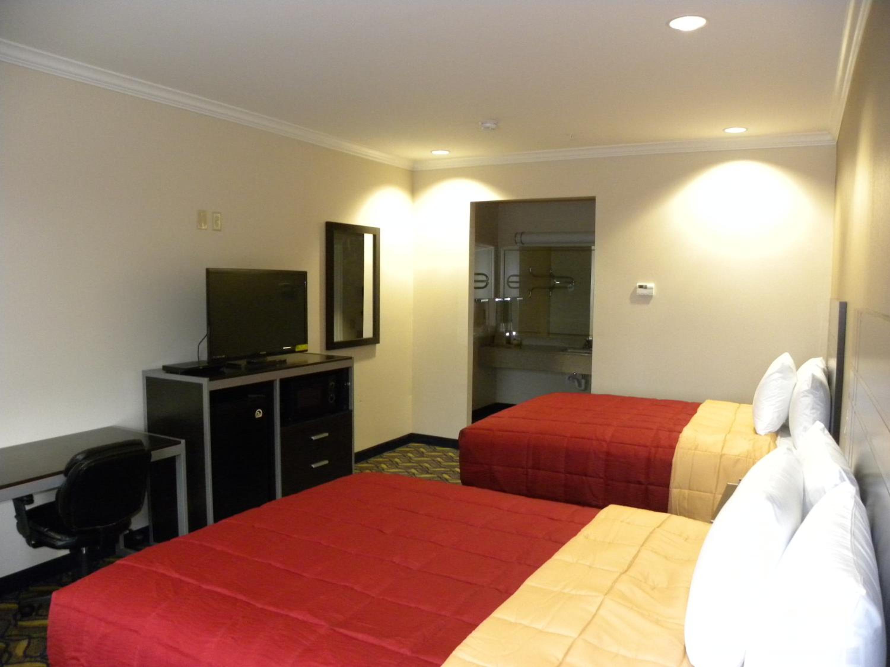 Queen Room with Two Queen Beds photo 3