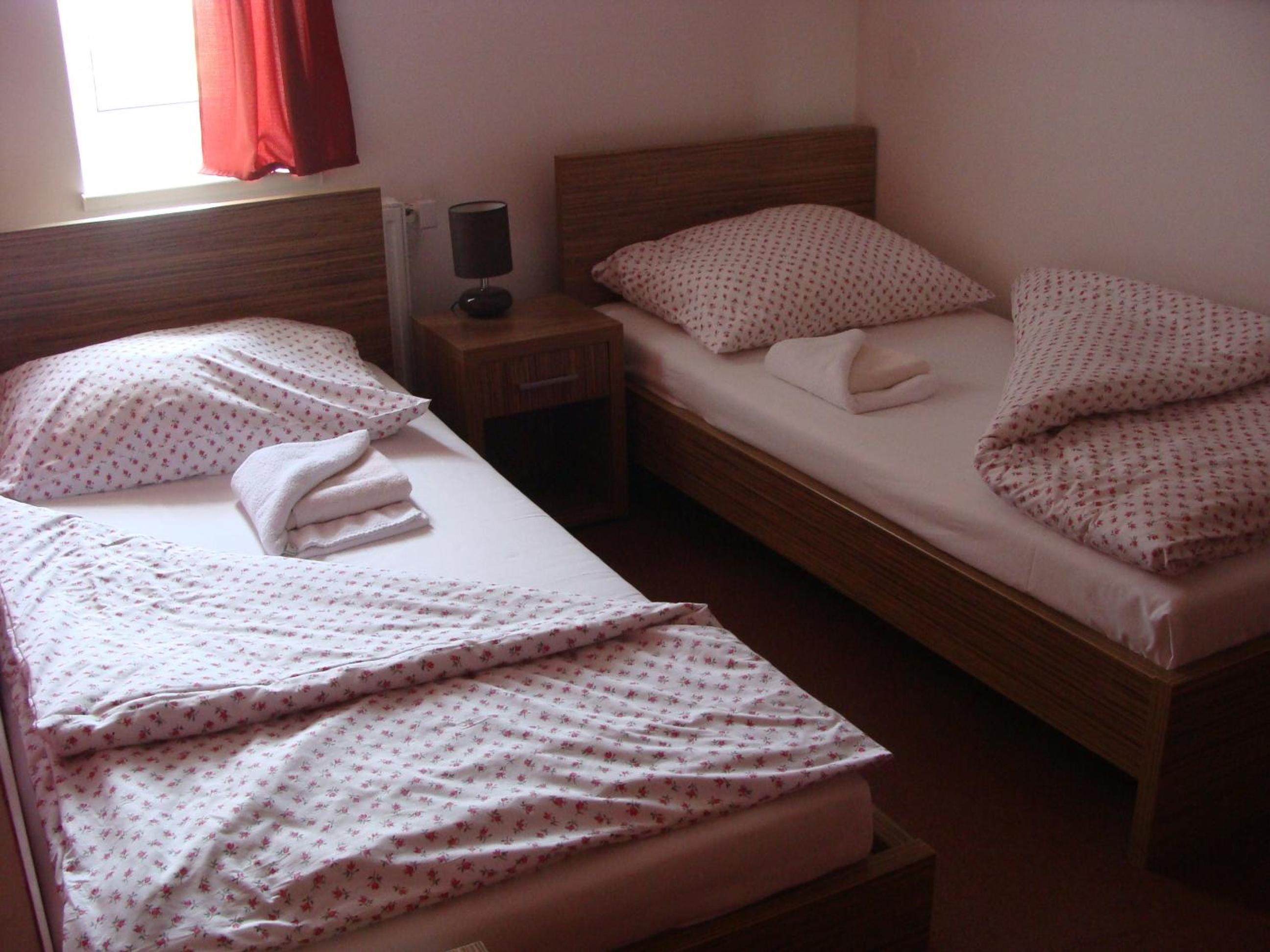 Quadruple Room with Bathroom - Photo 2