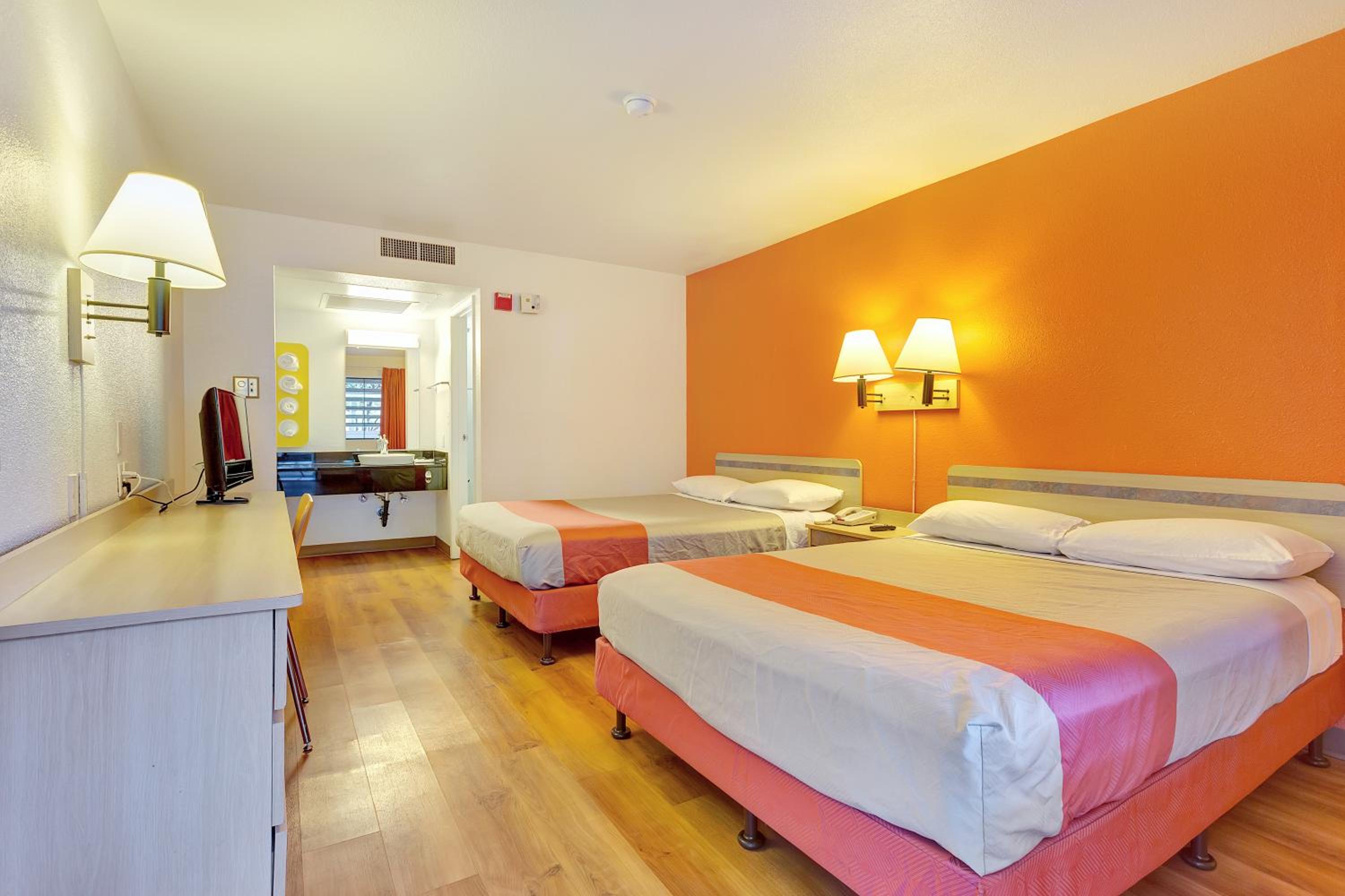 Double Room with Two Double Beds and Roll-in Shower - Mobility Access/Non-Smoking photo 3